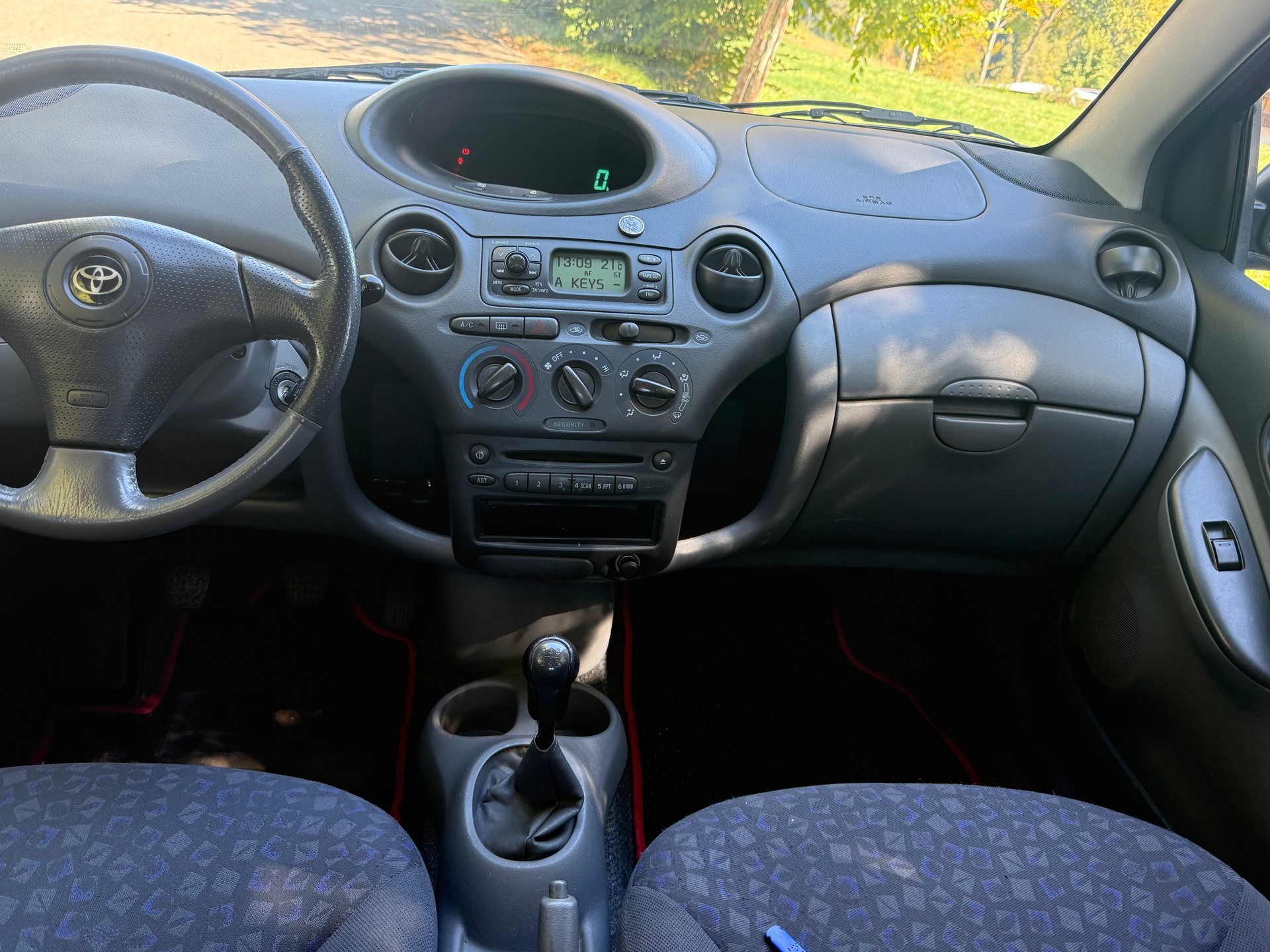 TOYOTA Yaris 1.3 Linea Sol-image-3