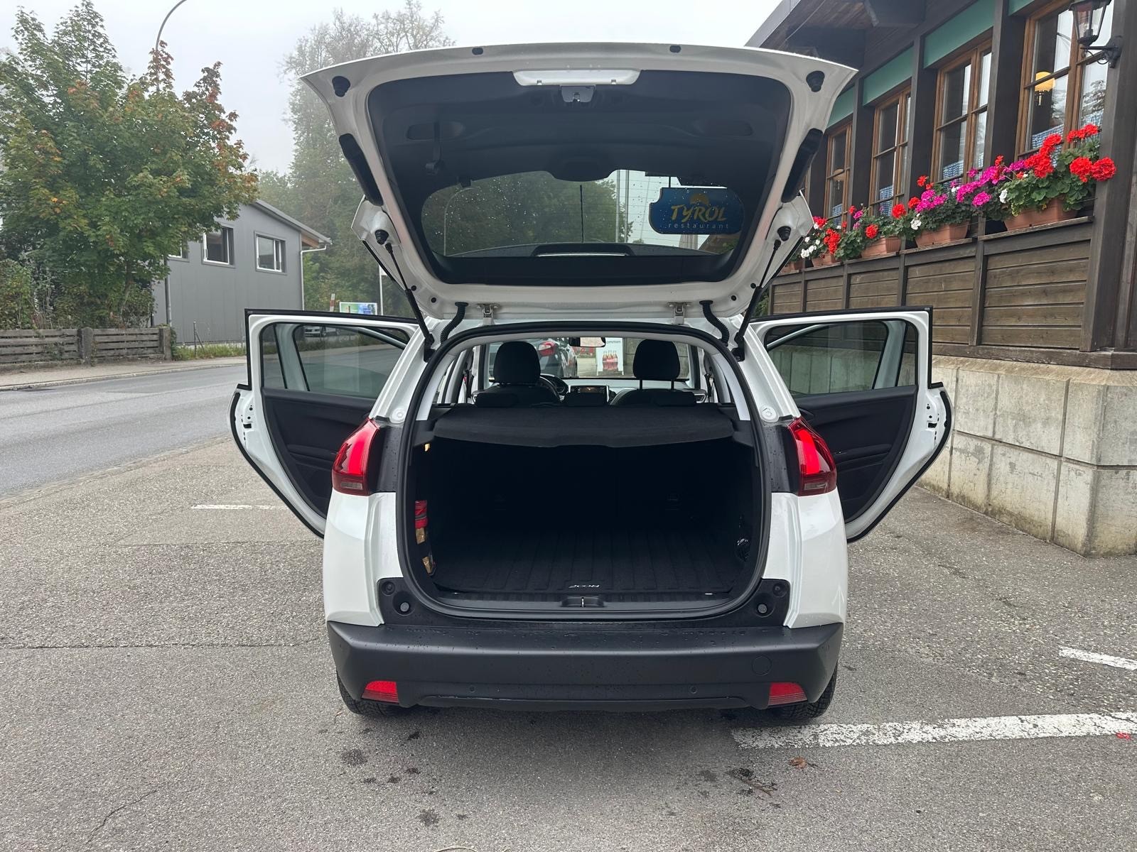 PEUGEOT 2008 1.2 PureTech Style EAT6-image-6