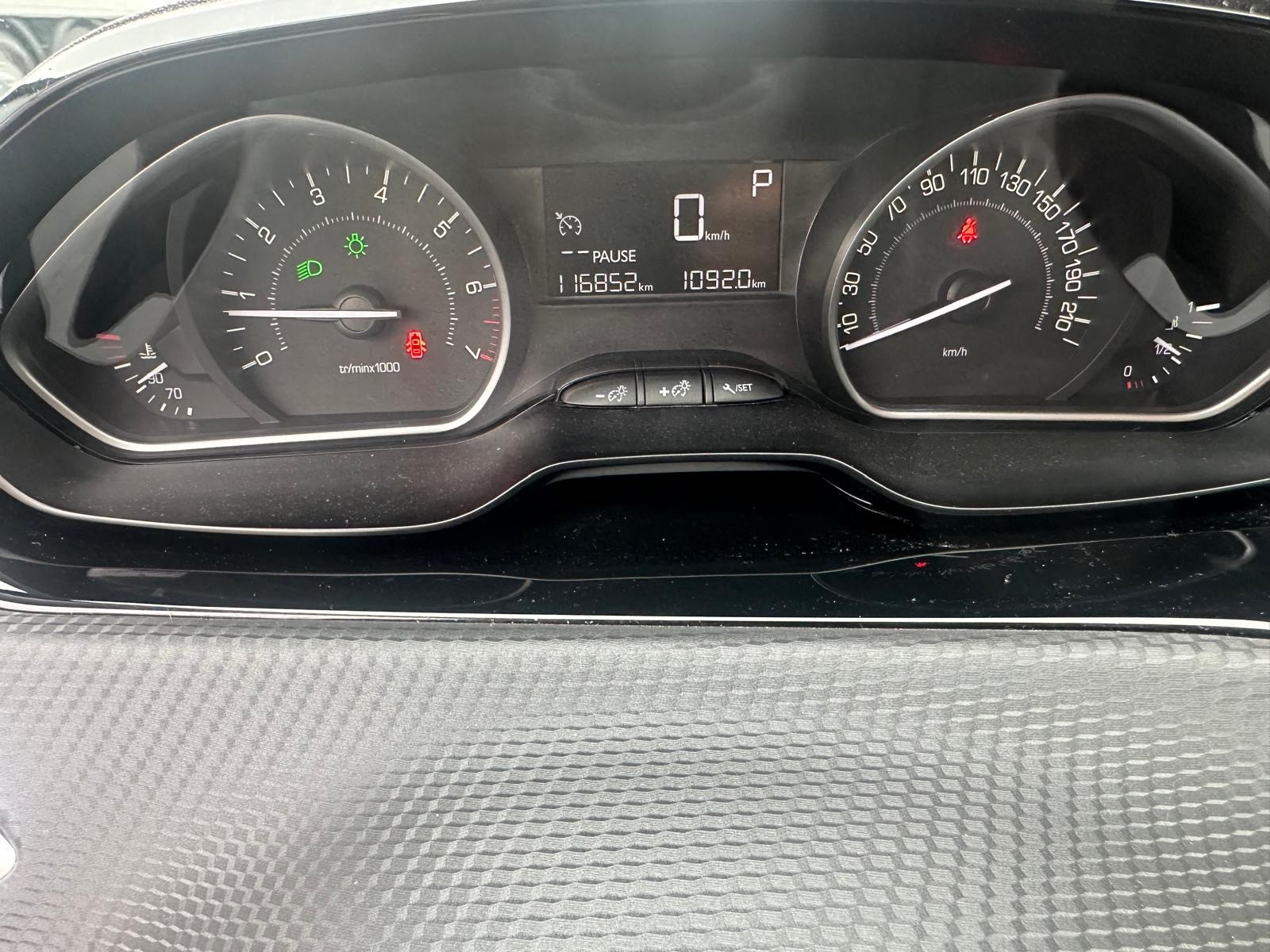 PEUGEOT 2008 1.2 PureTech Style EAT6-image-12
