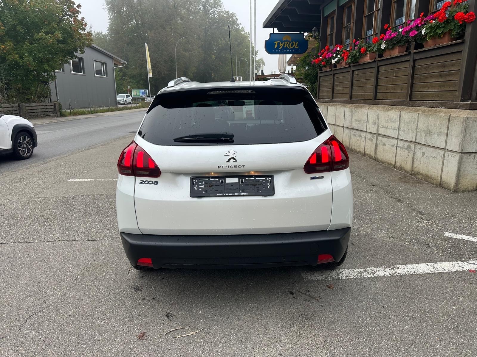 PEUGEOT 2008 1.2 PureTech Style EAT6-image-5