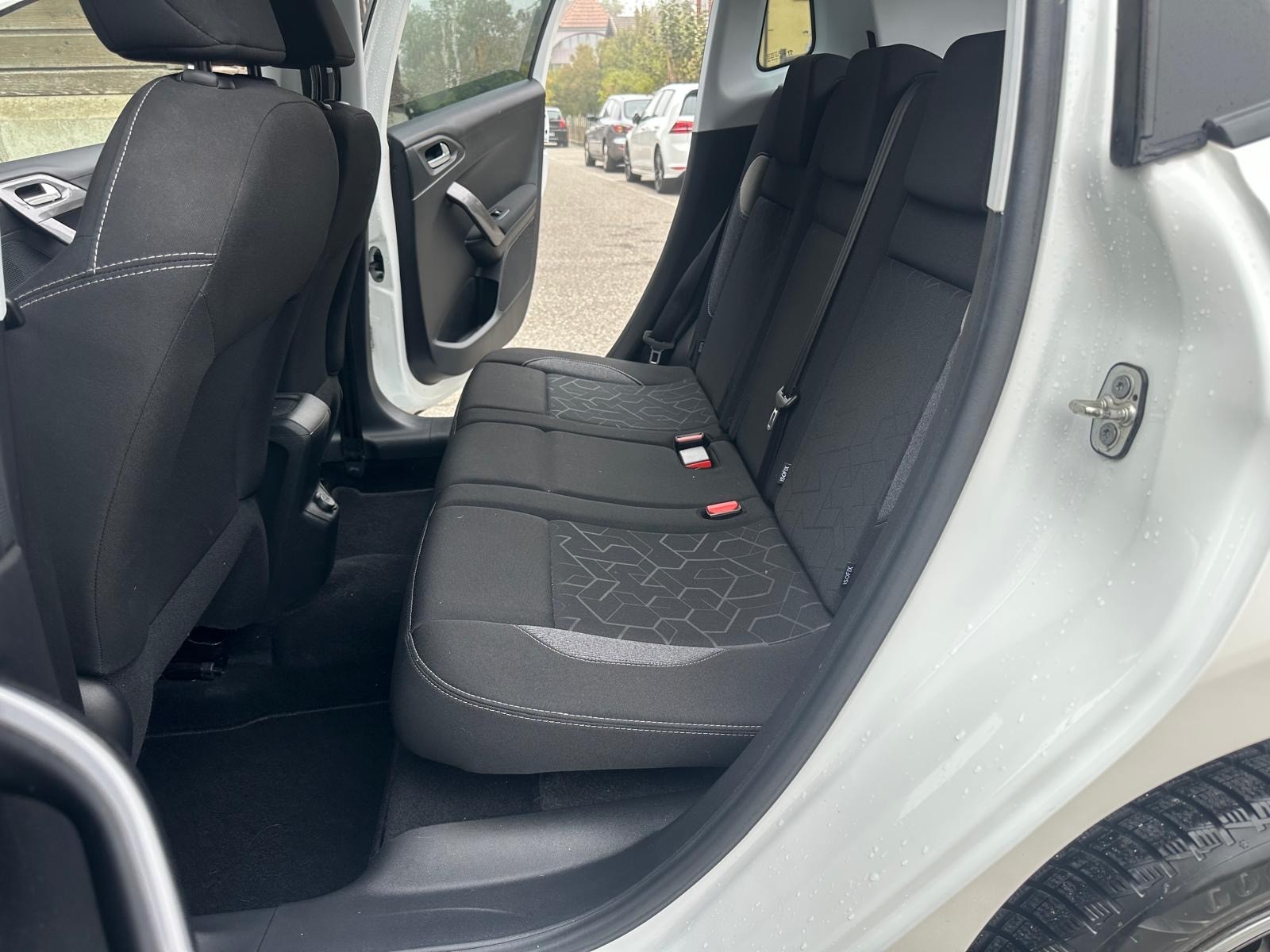 PEUGEOT 2008 1.2 PureTech Style EAT6-image-10