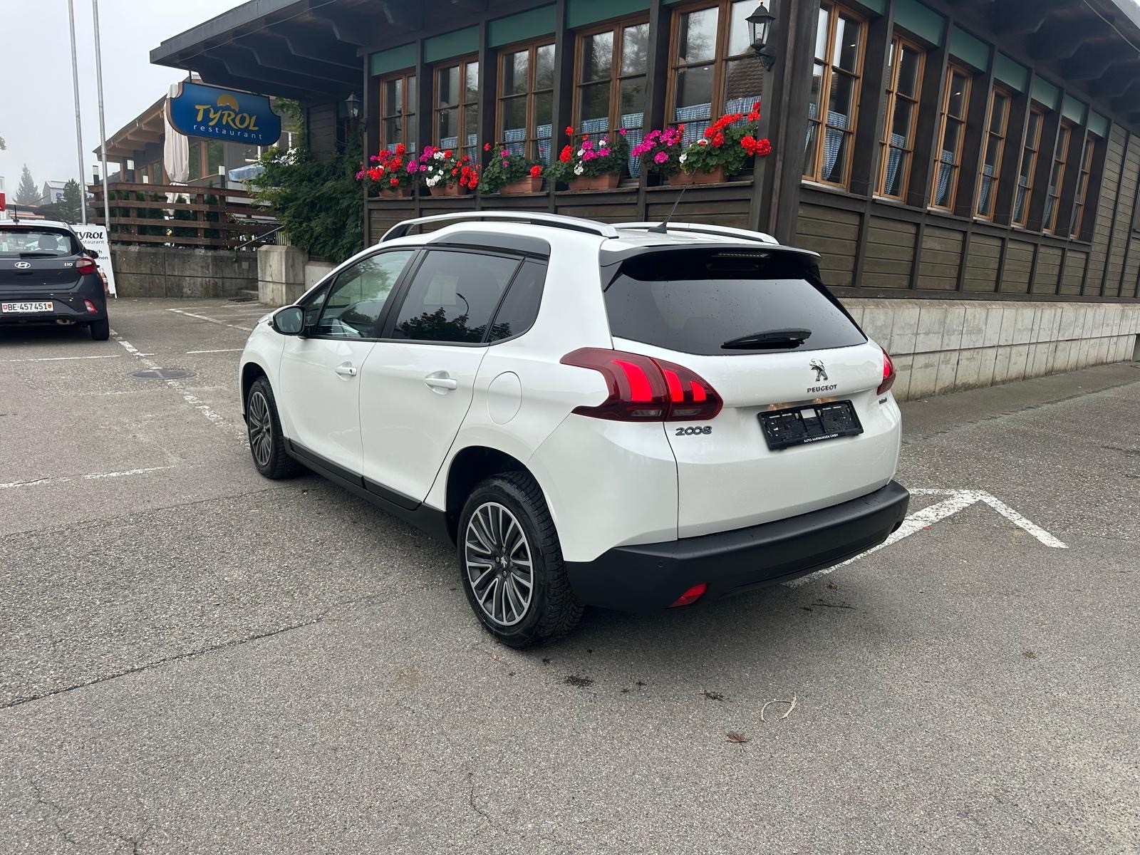 PEUGEOT 2008 1.2 PureTech Style EAT6-image-2
