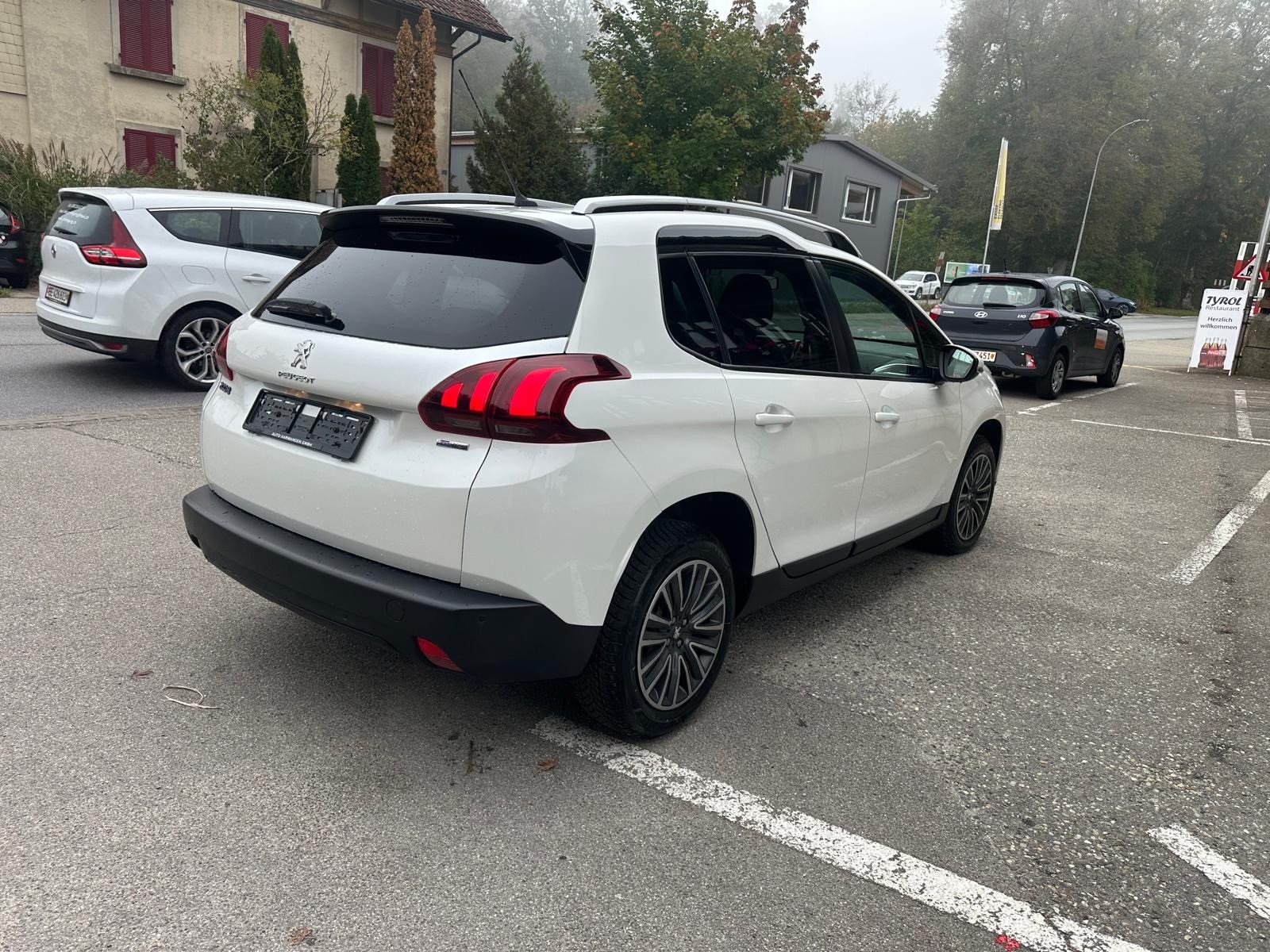 PEUGEOT 2008 1.2 PureTech Style EAT6-image-3