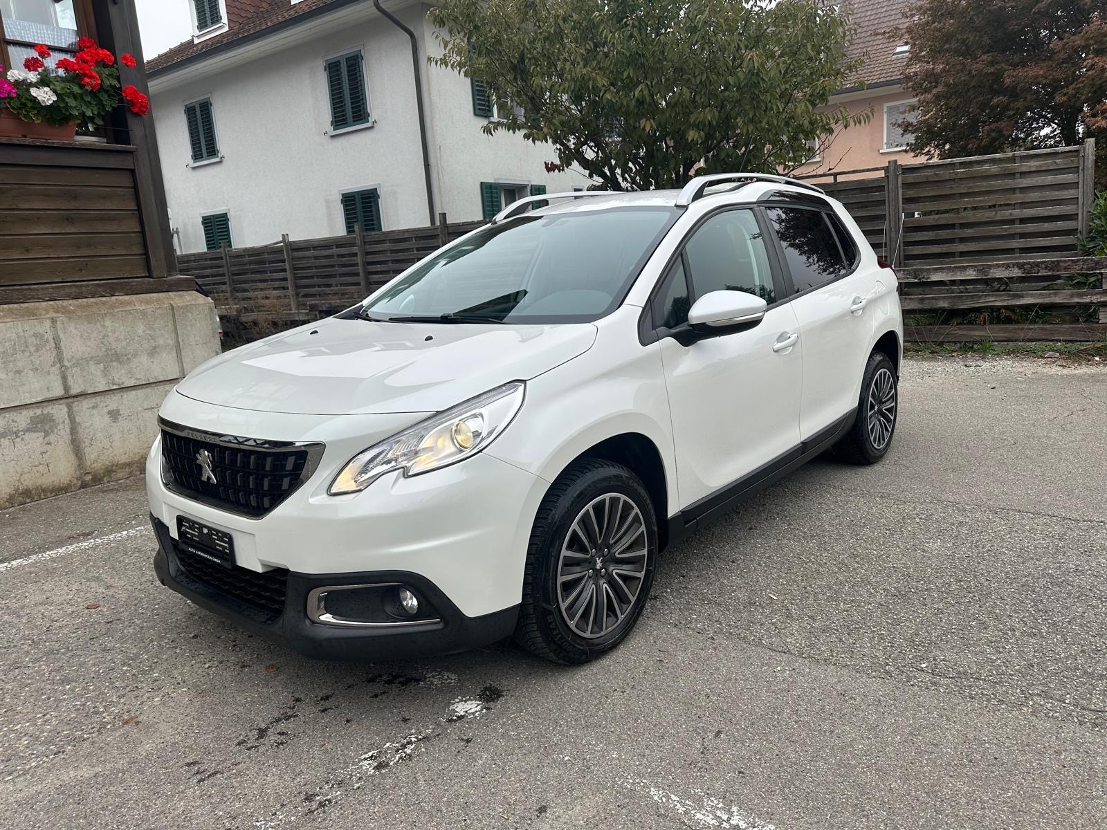 PEUGEOT 2008 1.2 PureTech Style EAT6-image-1