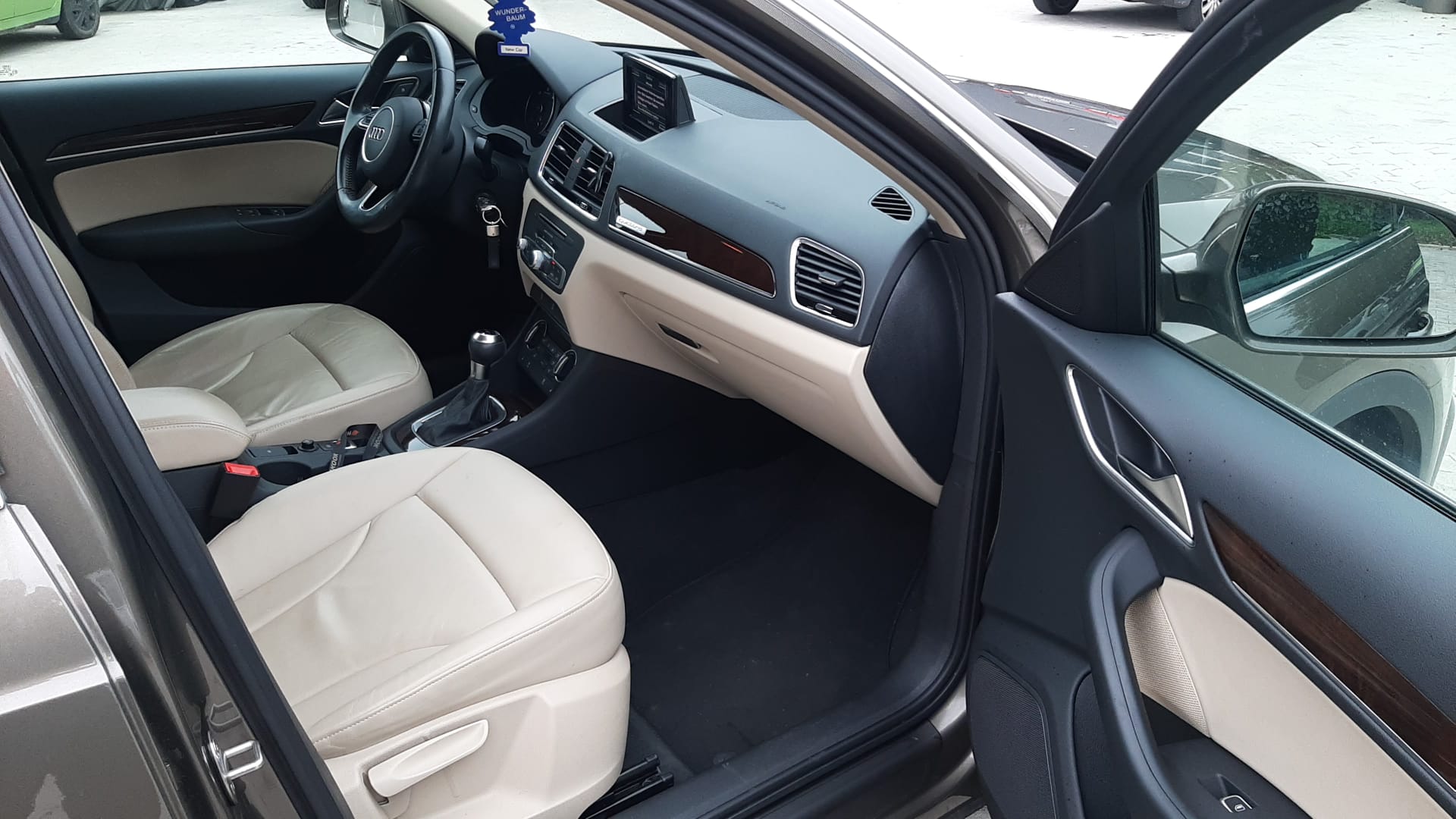 AUDI Q3 2.0 TDI design quattro S-tronic-image-8