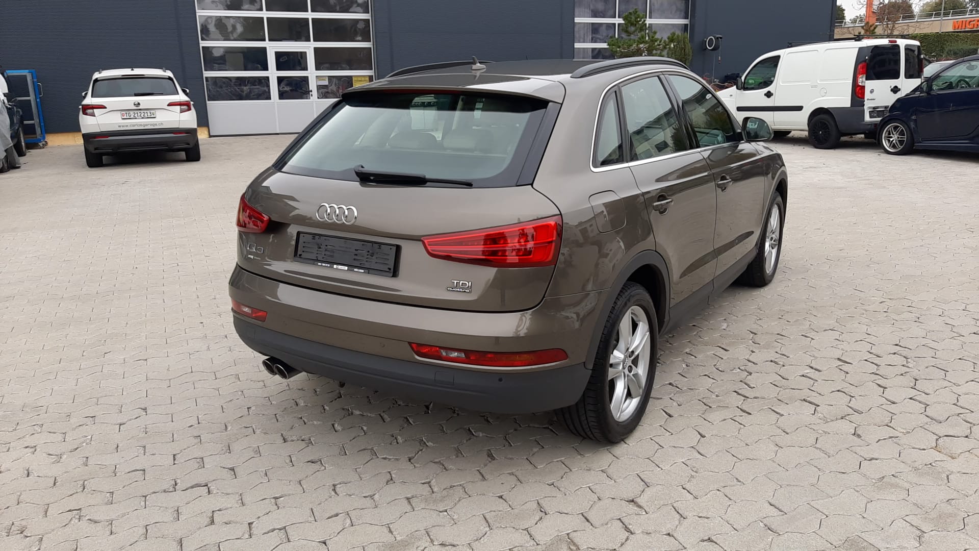 AUDI Q3 2.0 TDI design quattro S-tronic-image-2