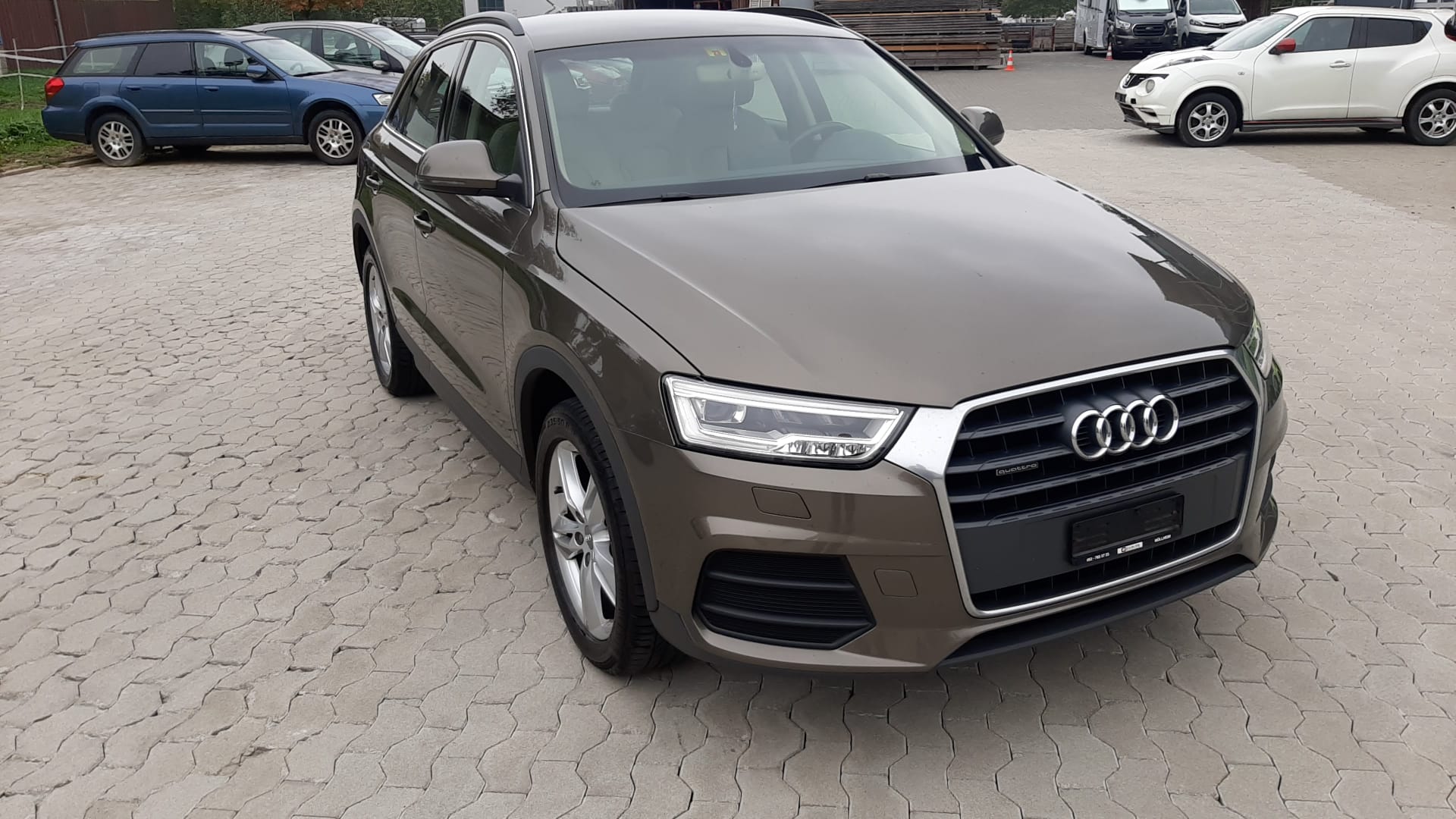 AUDI Q3 2.0 TDI design quattro S-tronic-image-3