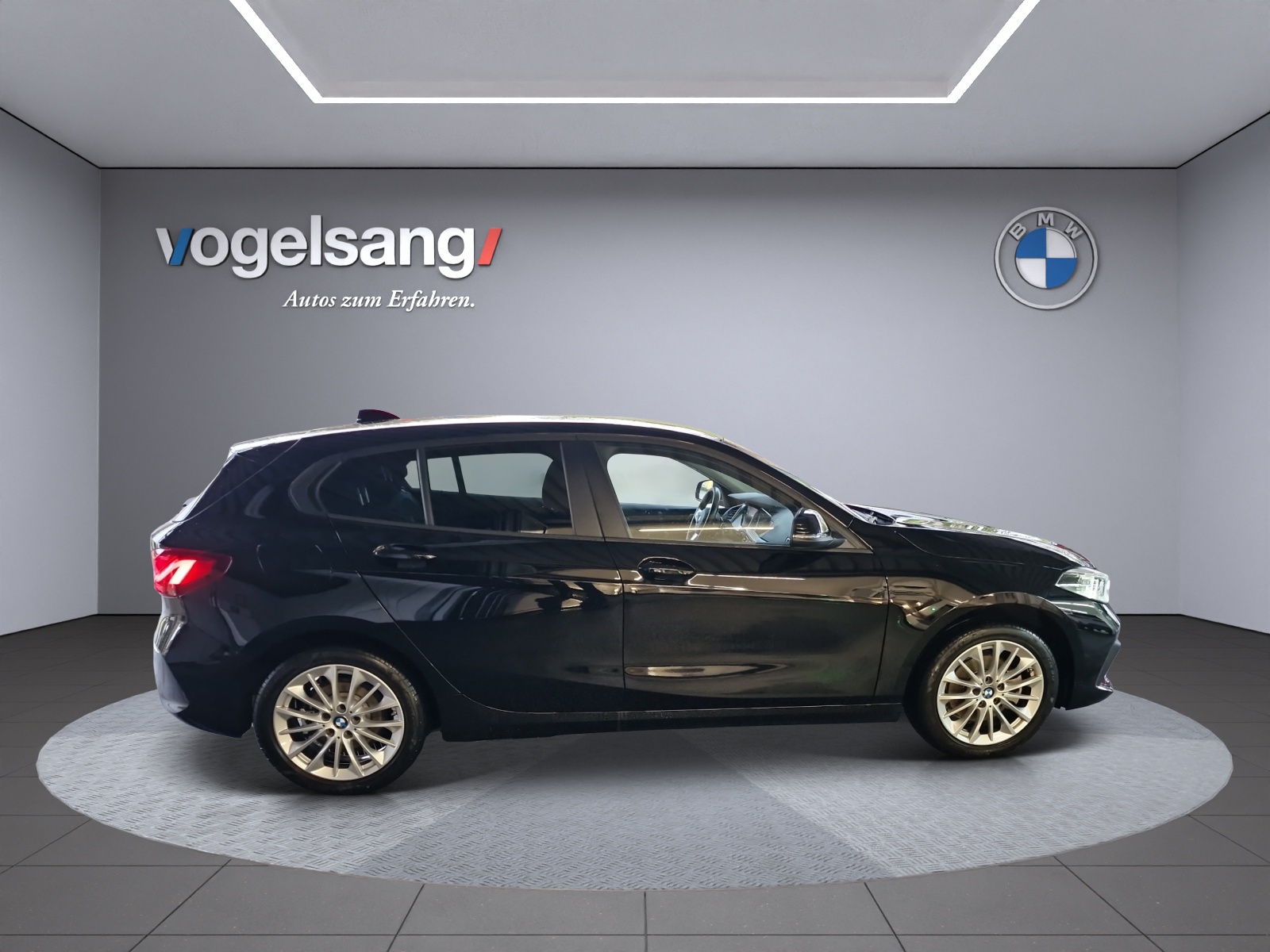 BMW 118i Essential Edition Steptronic-image-5