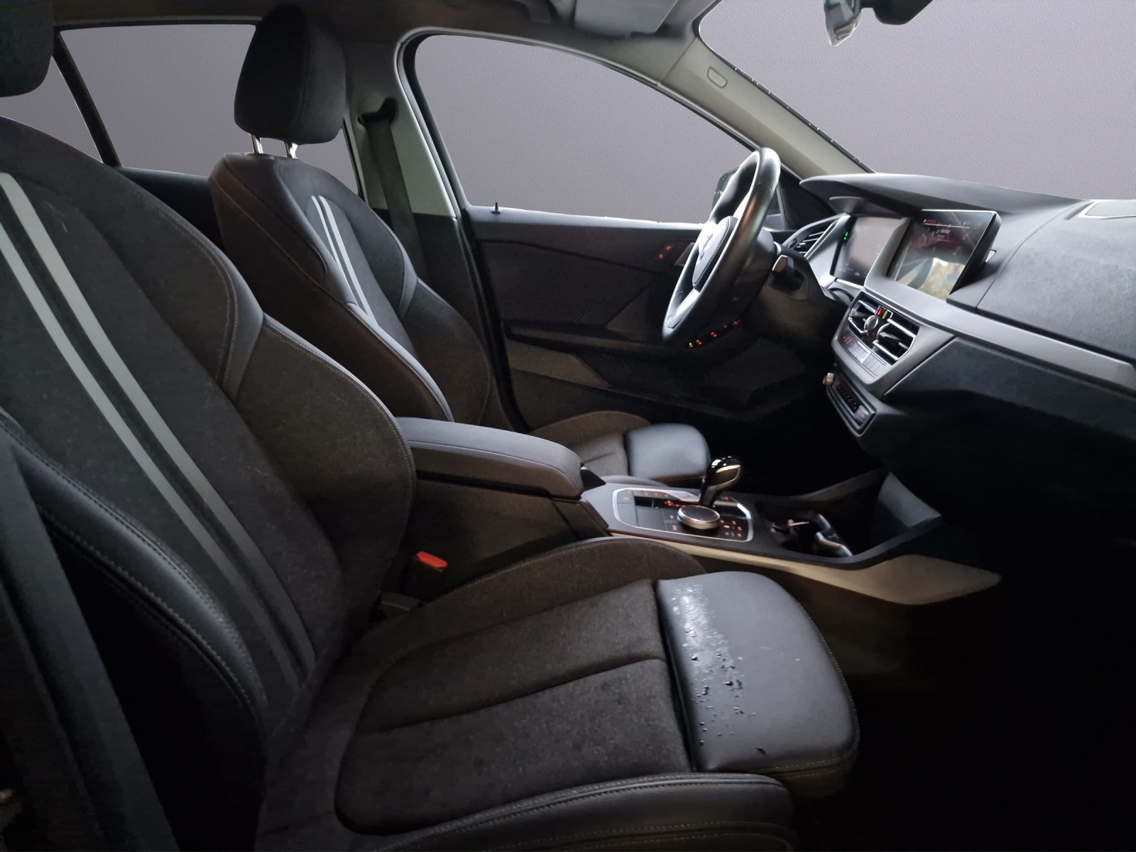 BMW 118i Essential Edition Steptronic-image-8