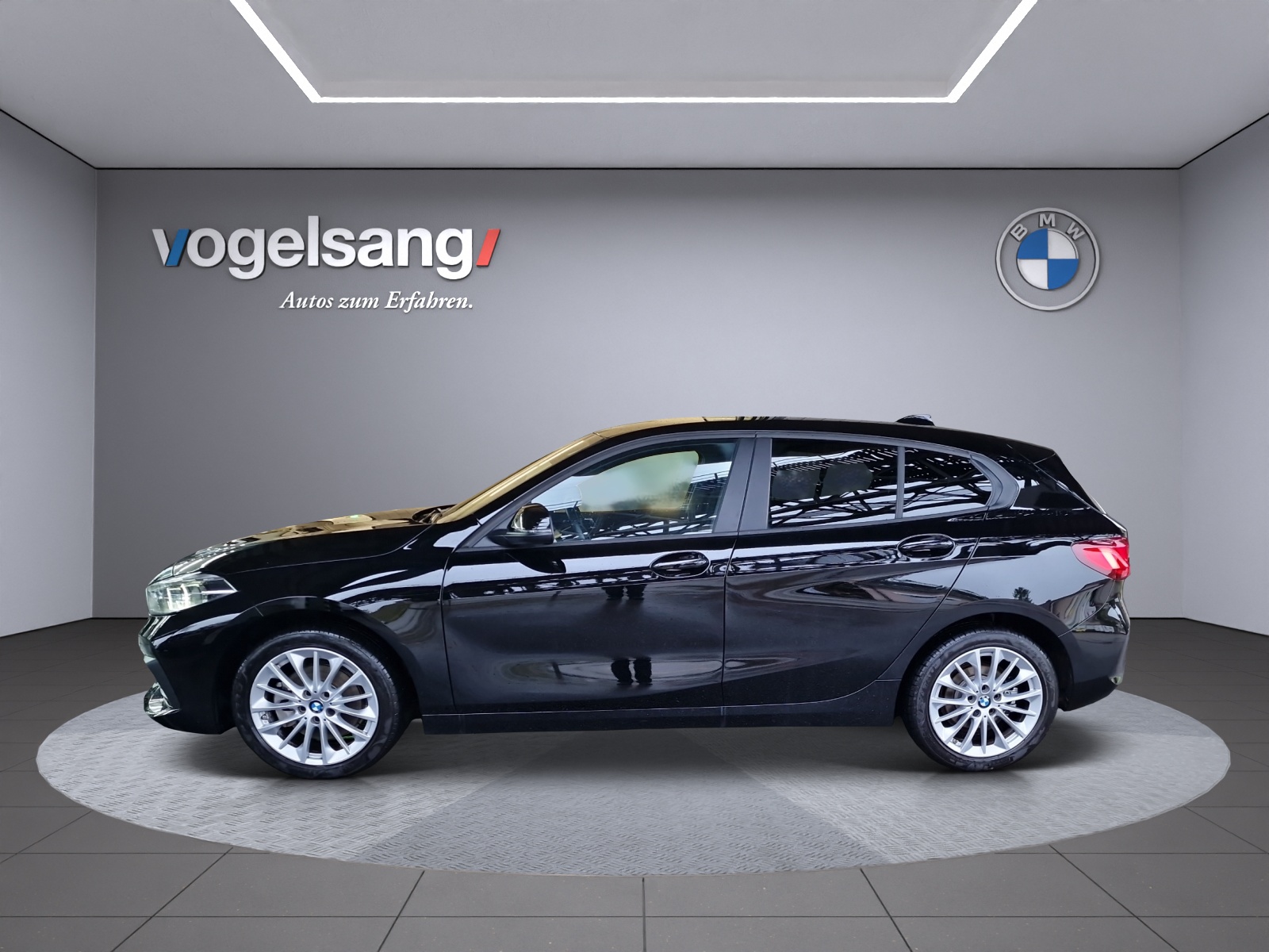 BMW 118i Essential Edition Steptronic-image-2