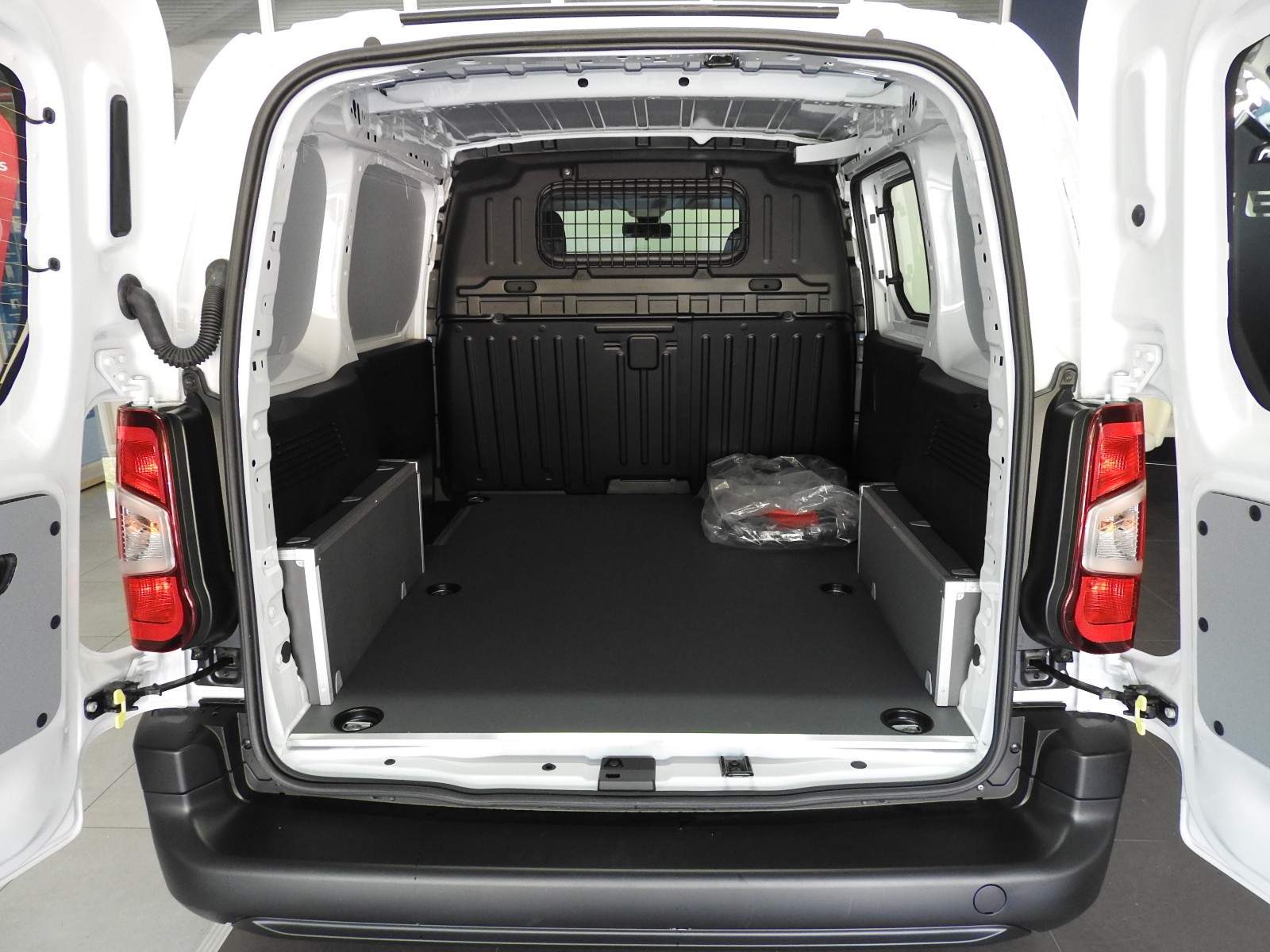 CITROEN e-Berlingo Van Swiss Edition-image-7
