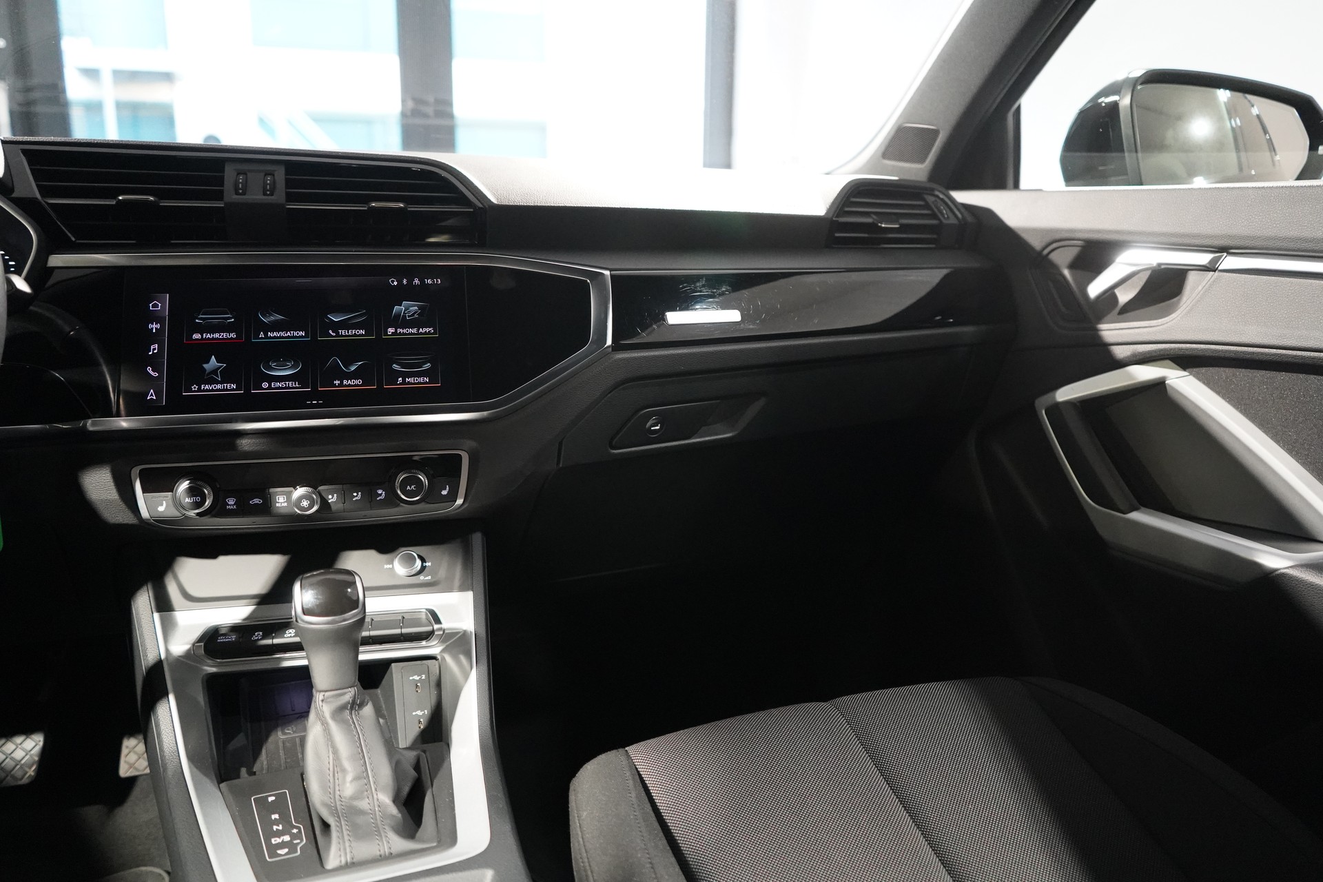 AUDI Q3 SB 35 TFSI S line Attraction-image-9