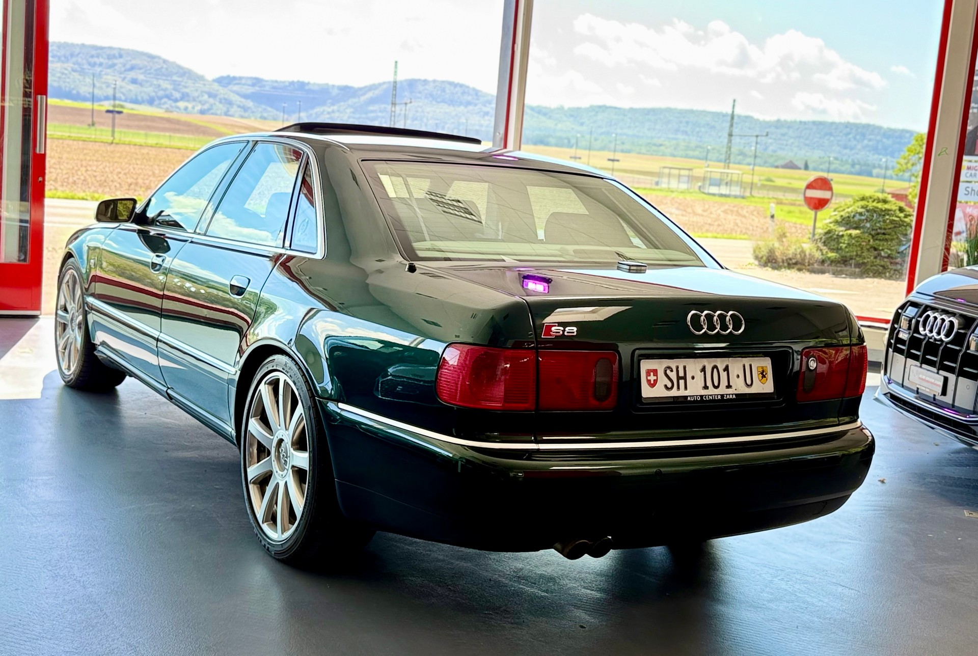 AUDI S8 4.2 quattro-image-9