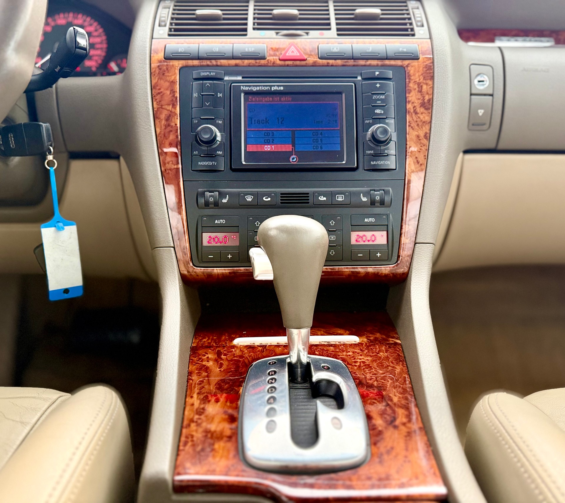 AUDI S8 4.2 quattro-image-24