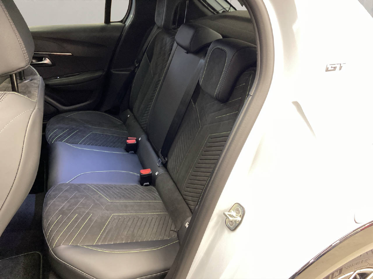 PEUGEOT 208 1.2 Hybrid GT-image-9