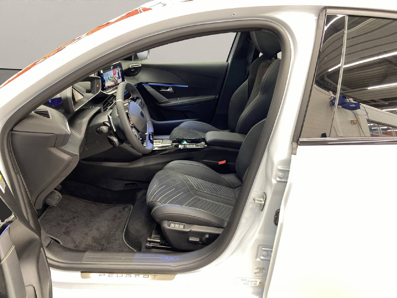 PEUGEOT 208 1.2 Hybrid GT-image-4