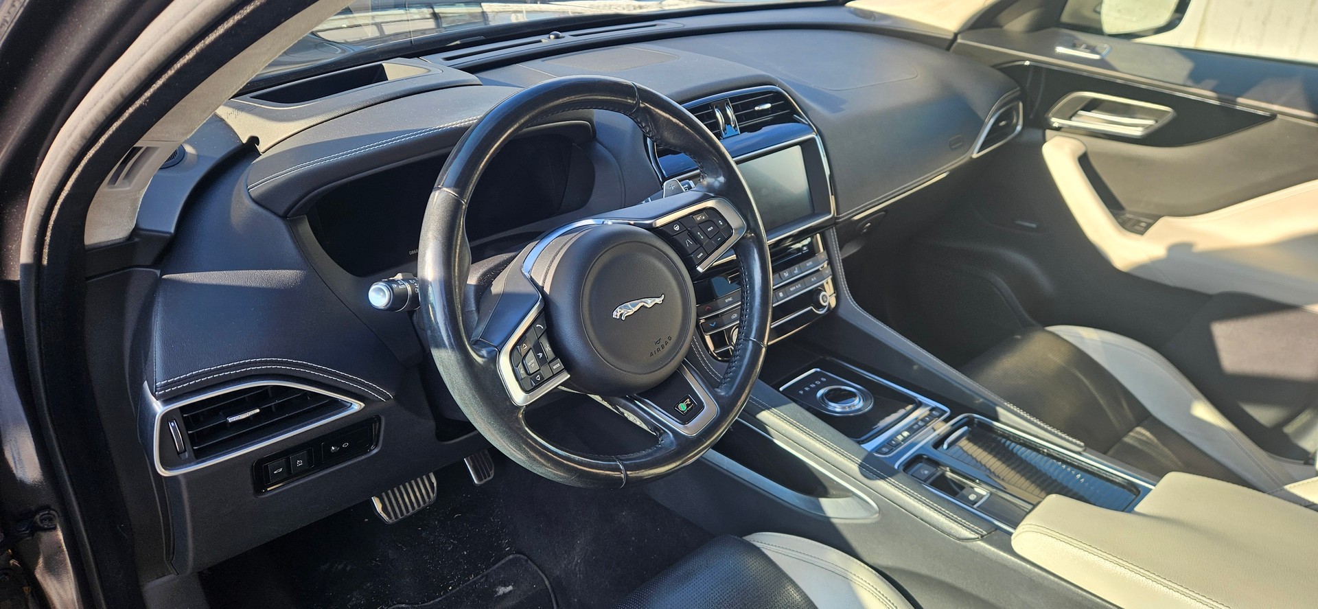JAGUAR F-Pace 30t 2.0 R-Sport AWD Automatik-image-2