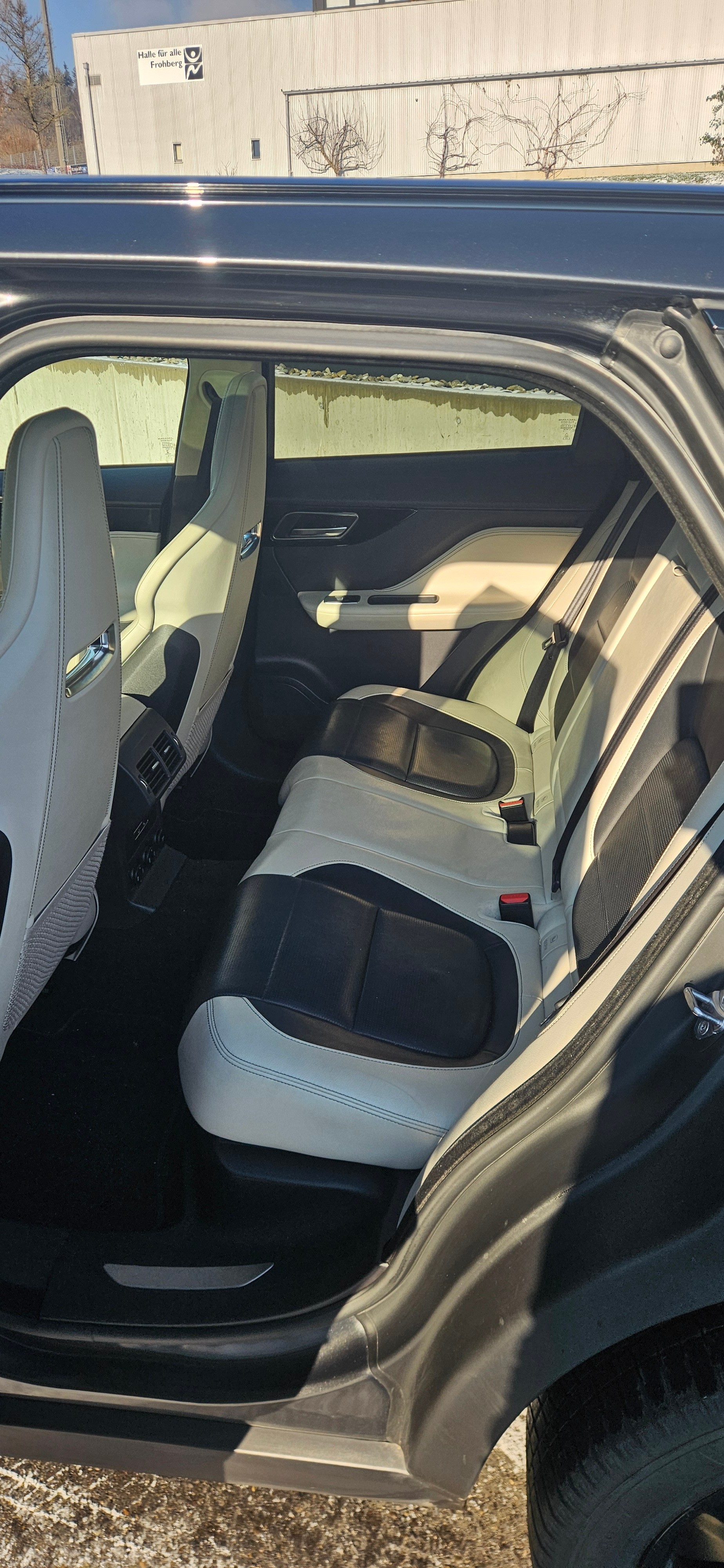 JAGUAR F-Pace 30t 2.0 R-Sport AWD Automatik-image-4