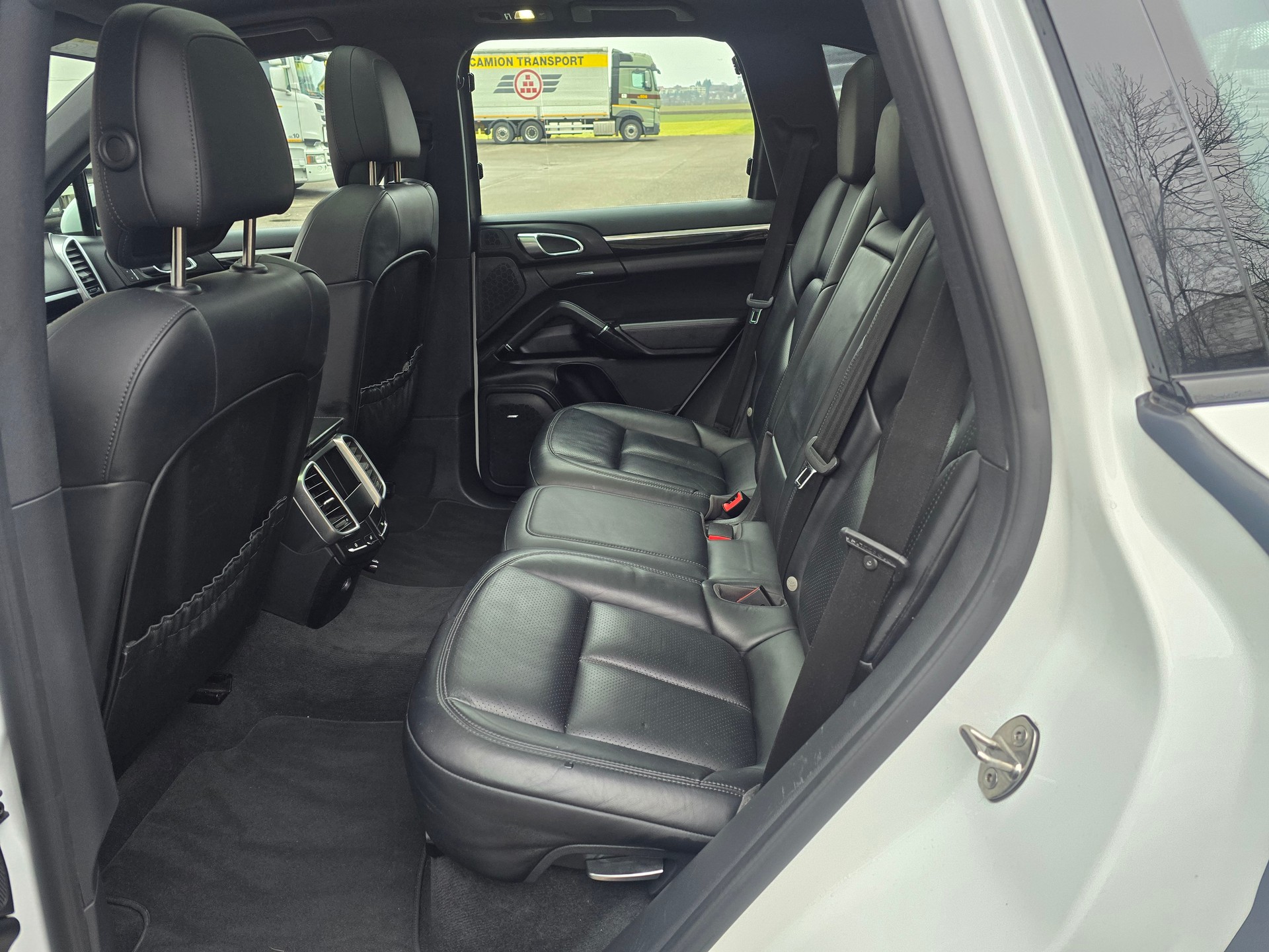 PORSCHE Cayenne S E-Hybrid Platinum-Edition-image-16