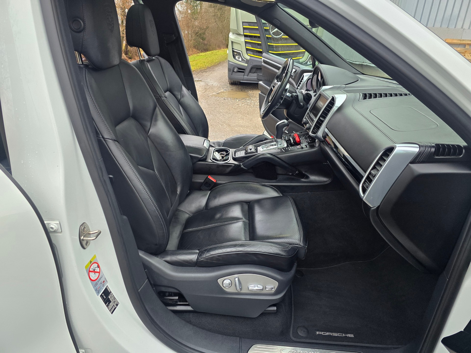 PORSCHE Cayenne S E-Hybrid Platinum-Edition-image-18