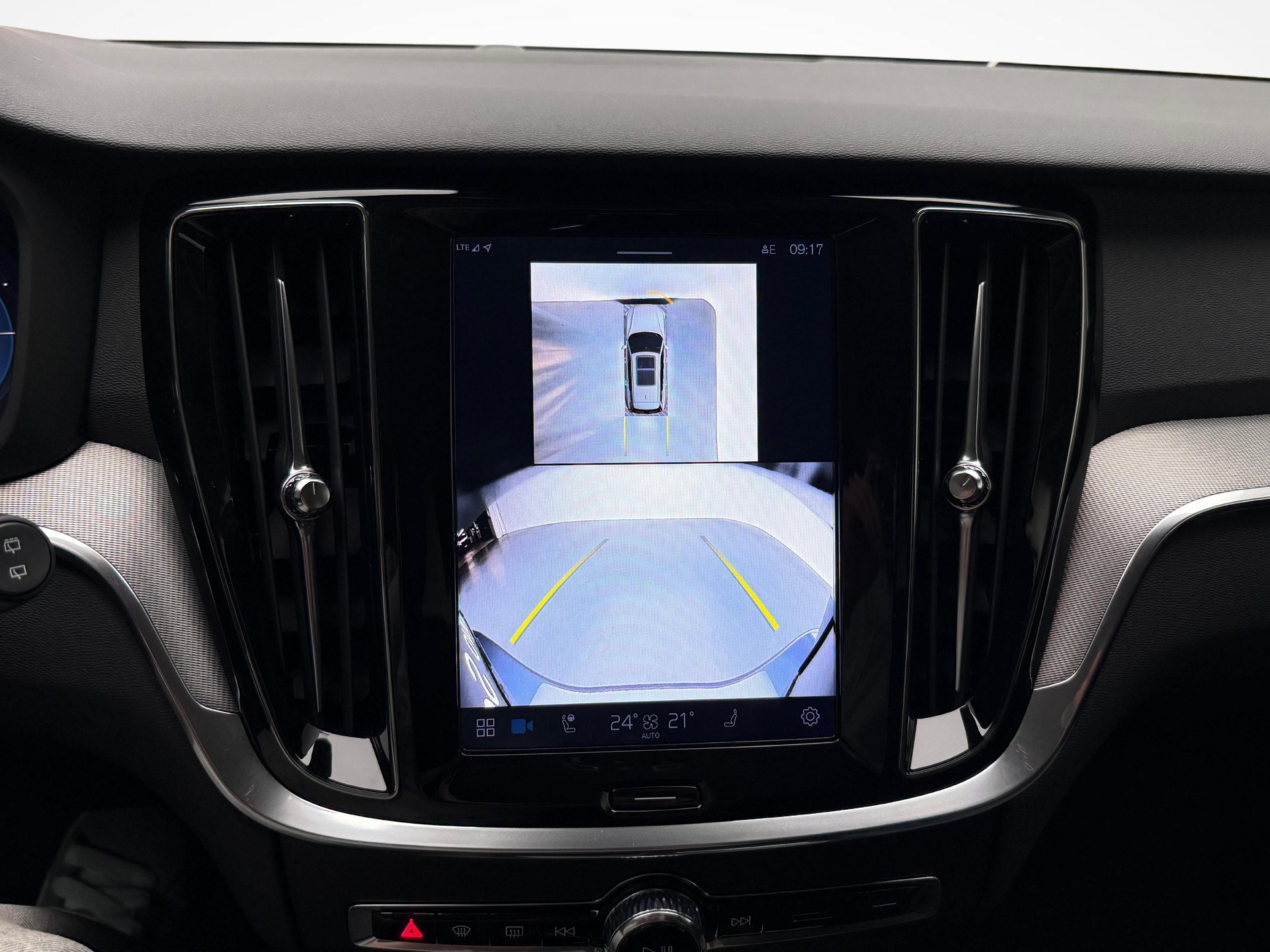 VOLVO V60 2.0 T6 TE Plus Dark eAWD-image-13