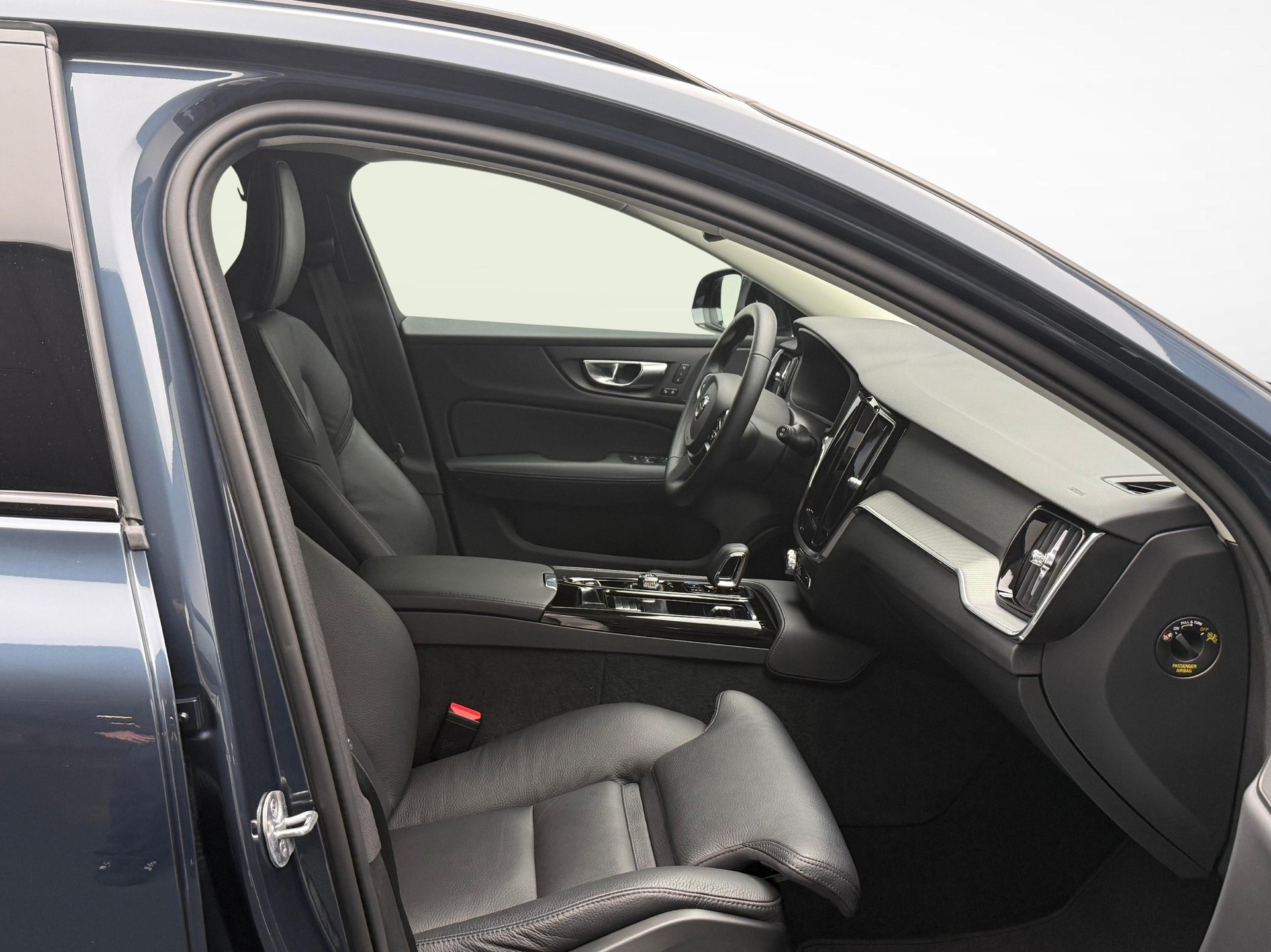 VOLVO V60 2.0 T6 TE Plus Dark eAWD-image-9