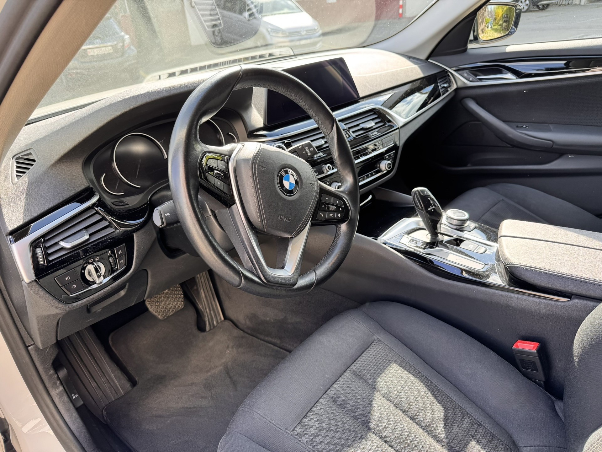 BMW 520d Essential Edition Touring-image-6