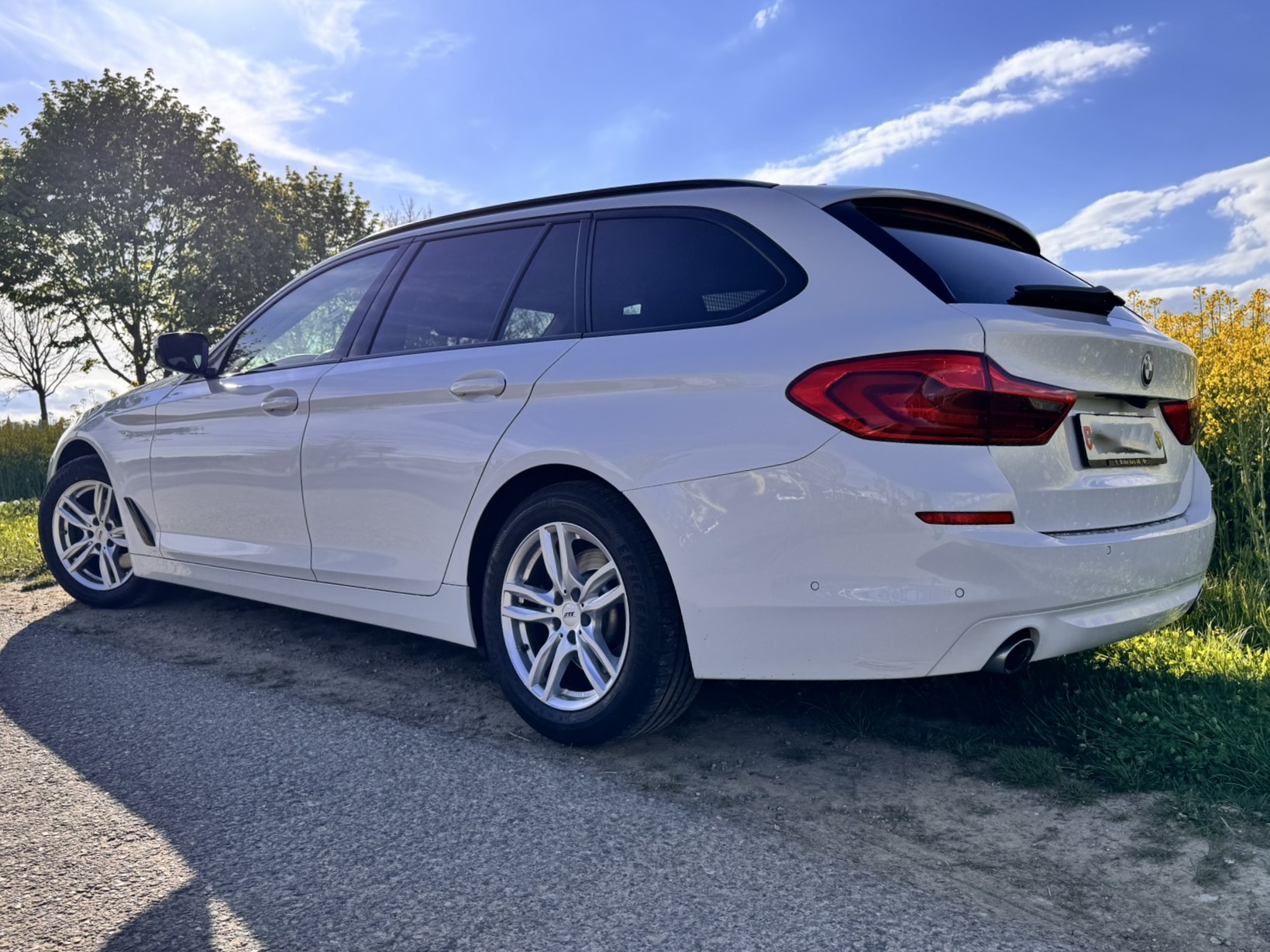 BMW 520d Essential Edition Touring-image-2