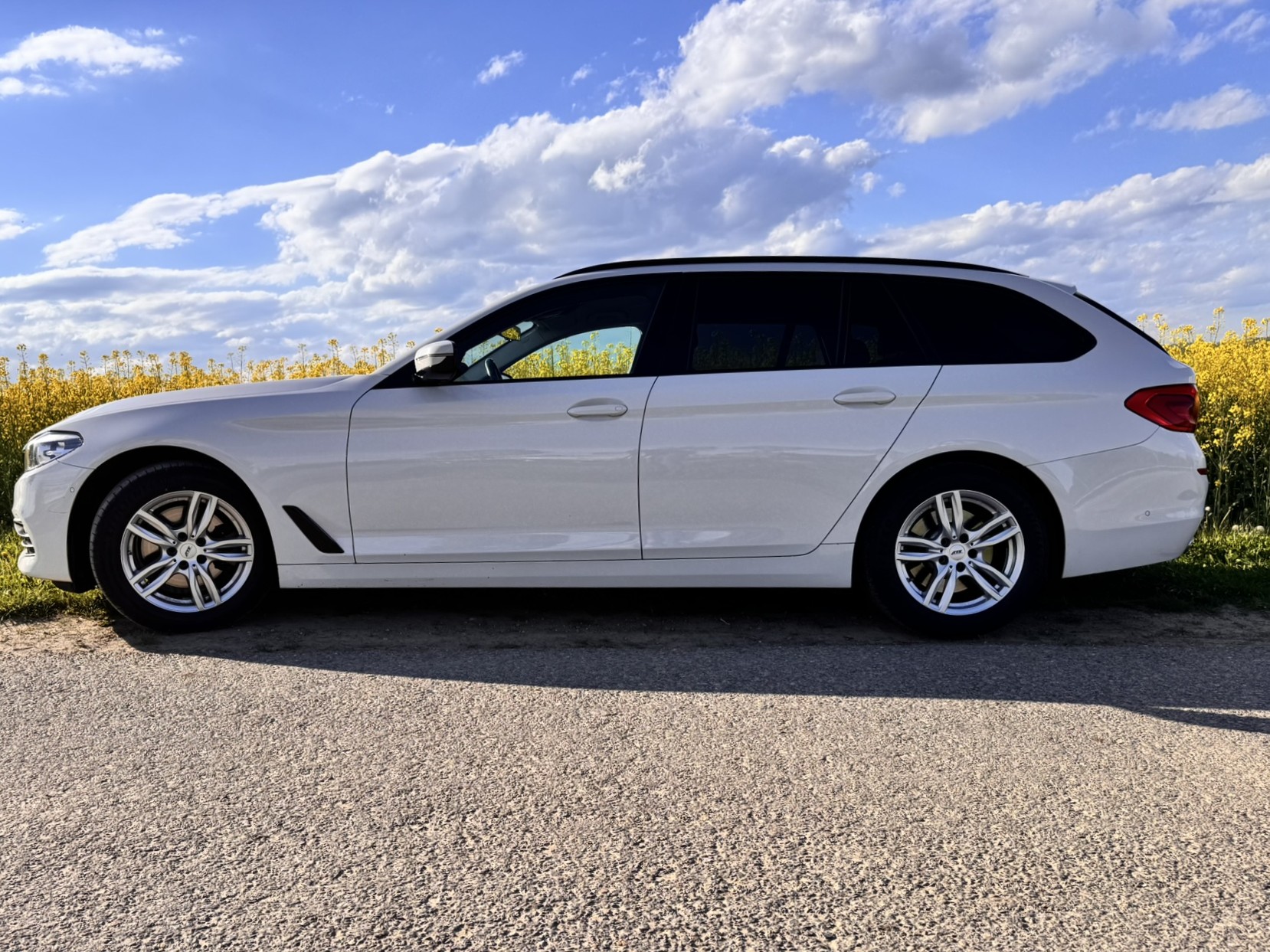 BMW 520d Essential Edition Touring-image-1