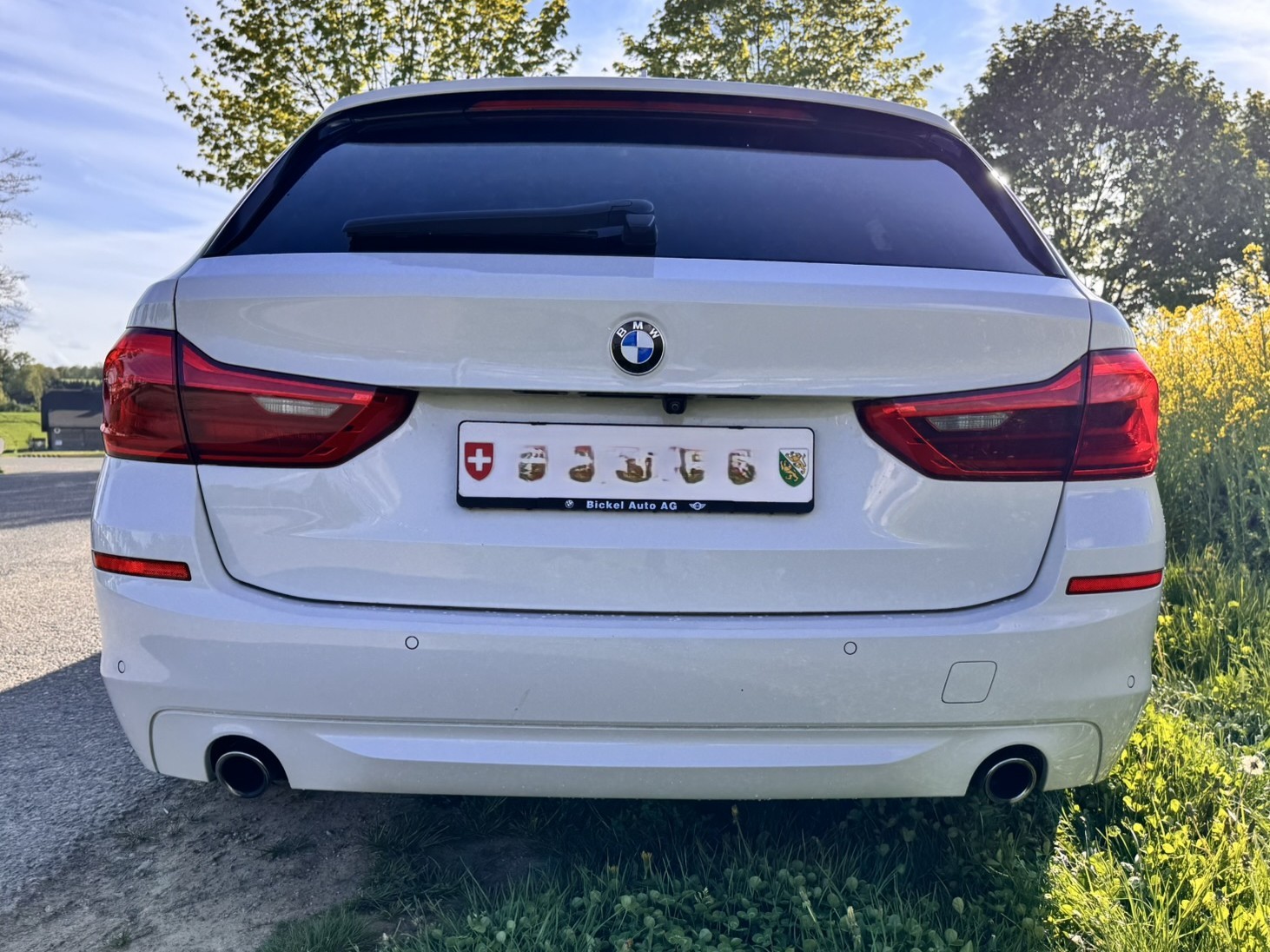 BMW 520d Essential Edition Touring-image-3