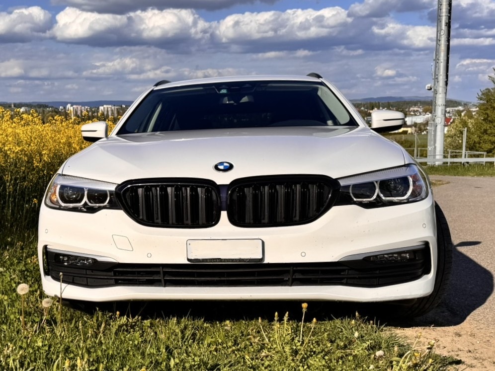 BMW 520d Essential Edition Touring-image-4