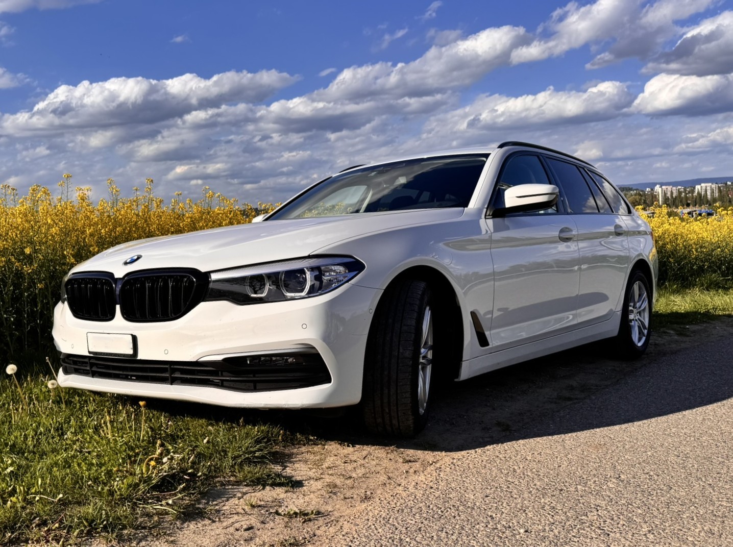 BMW 520d Essential Edition Touring-image-0