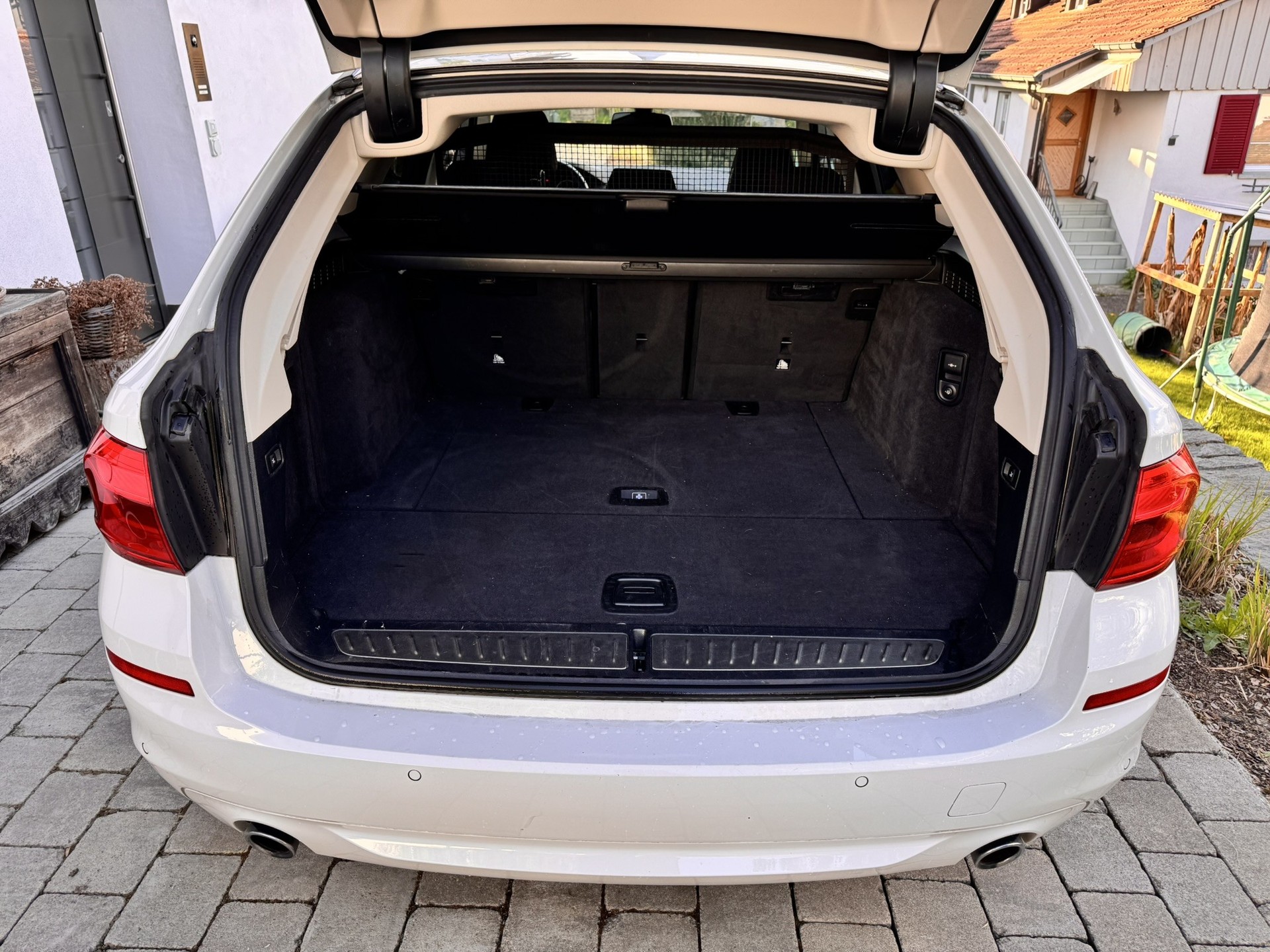 BMW 520d Essential Edition Touring-image-5