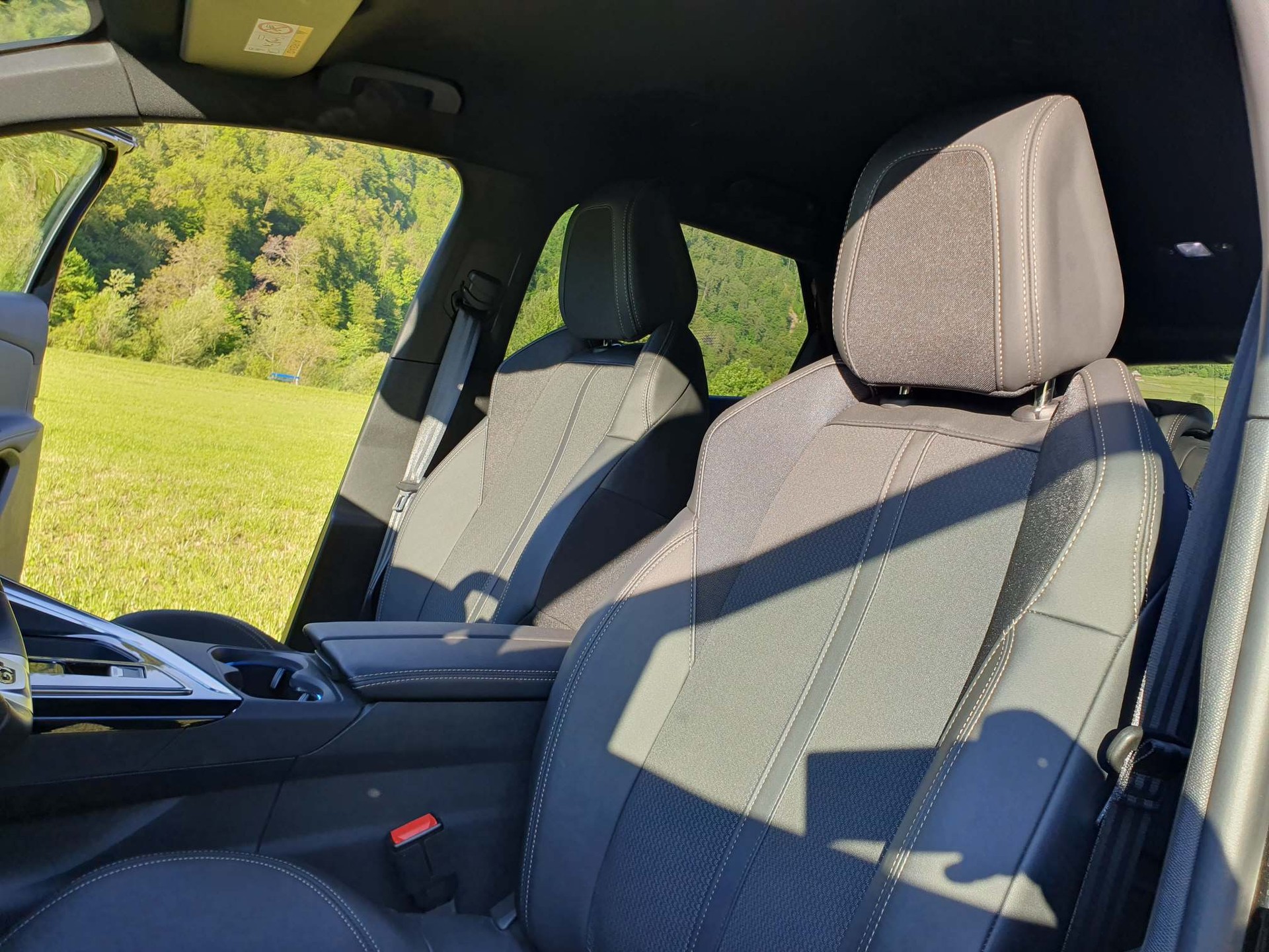 PEUGEOT 3008 1.2 Allure Premium GT Turbo-image-9