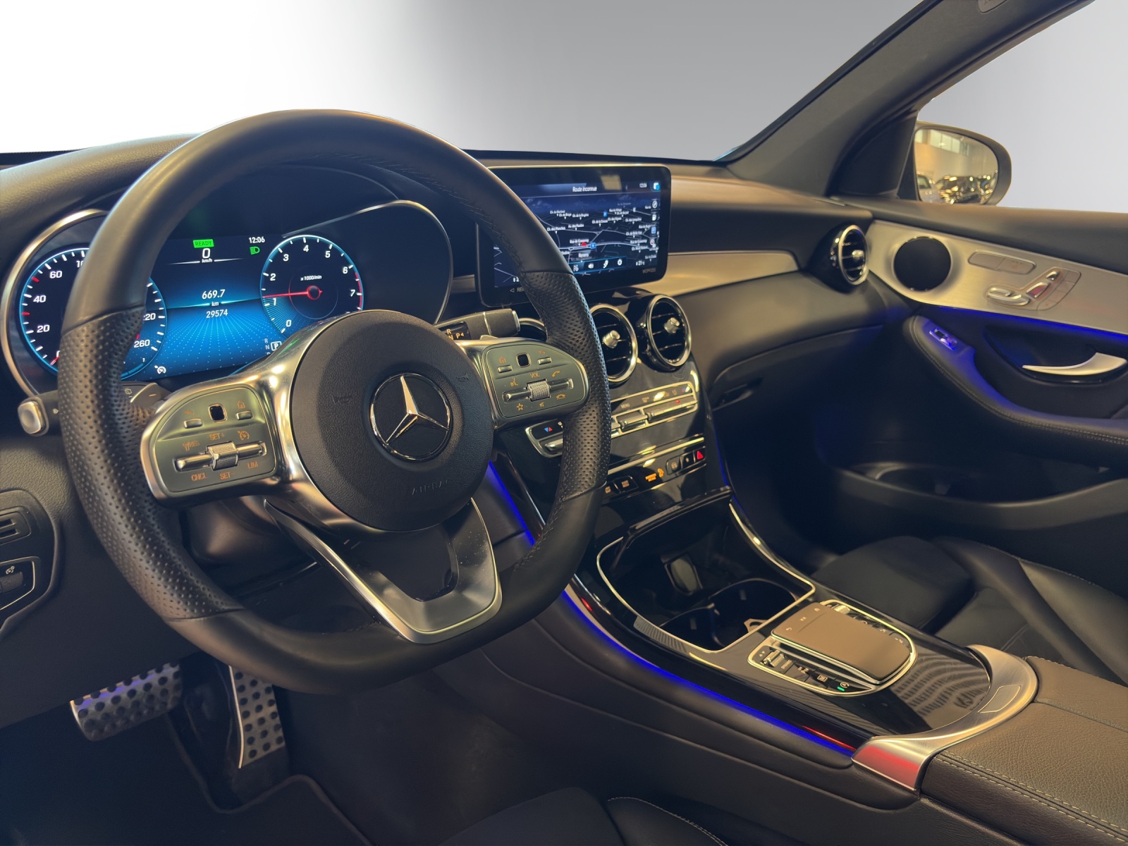 MERCEDES-BENZ GLC 200 AMG Line 4Matic-image-4
