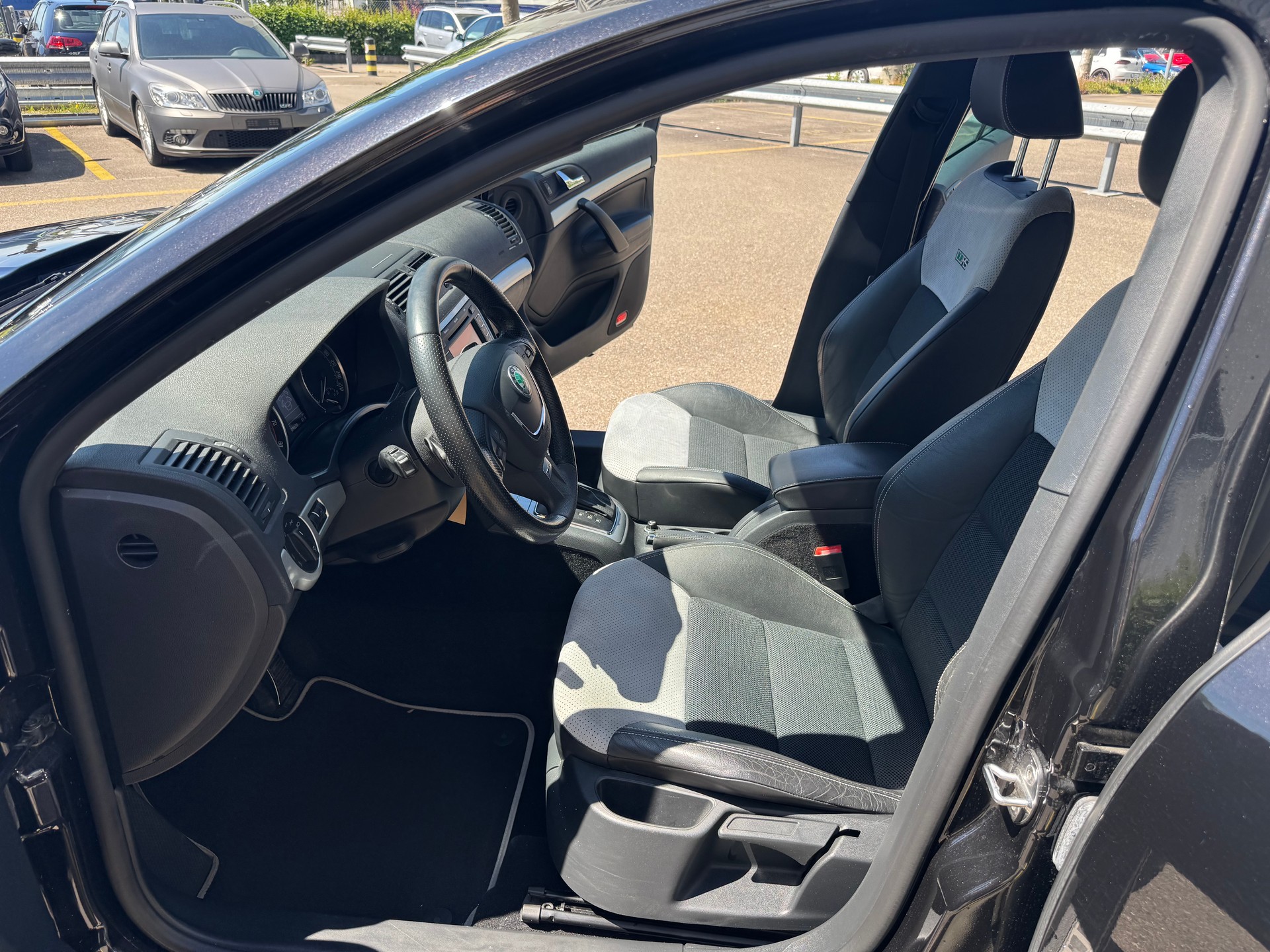 SKODA Octavia Combi 2.0 TSI RS-image-8