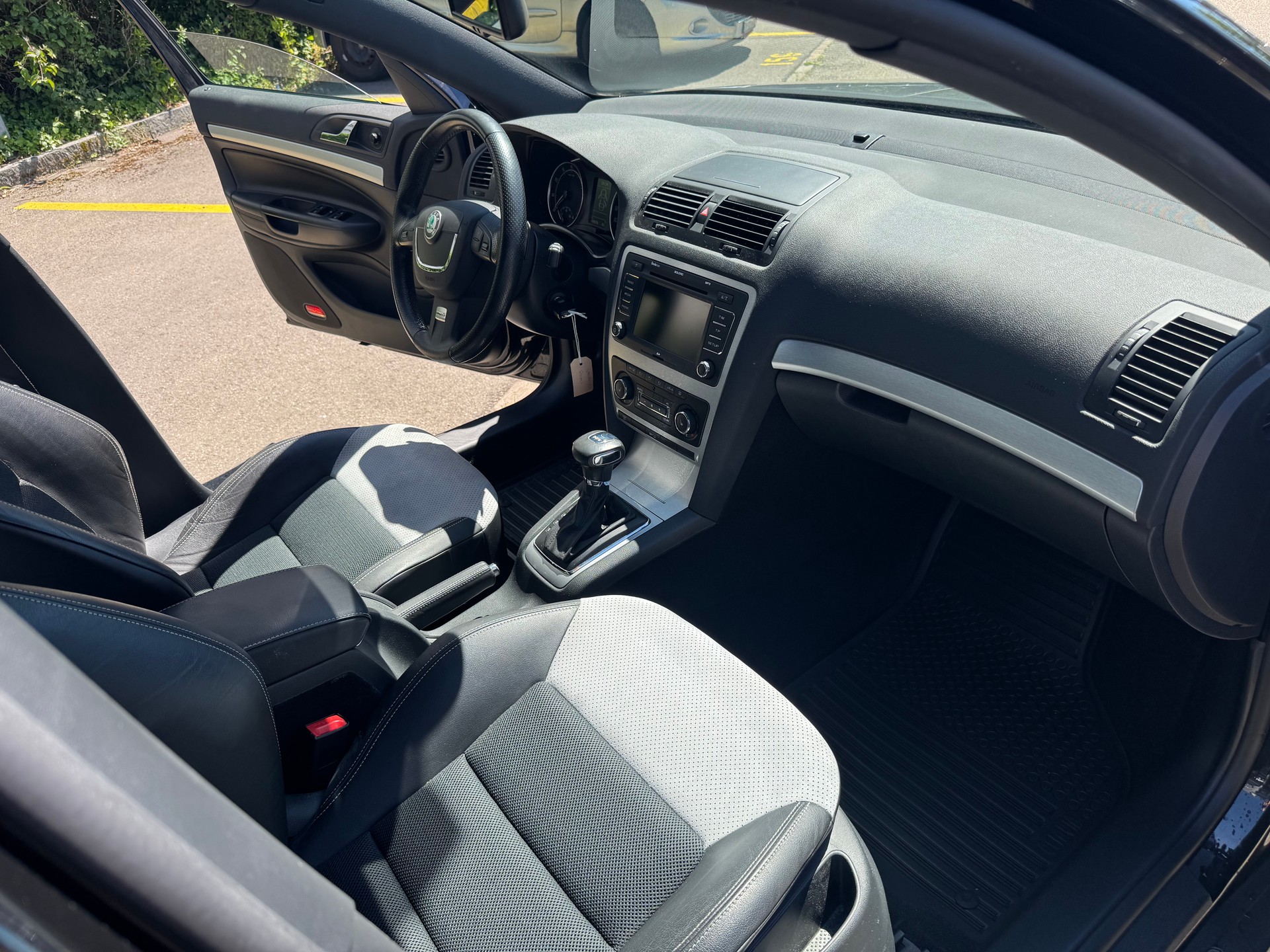 SKODA Octavia Combi 2.0 TSI RS-image-6