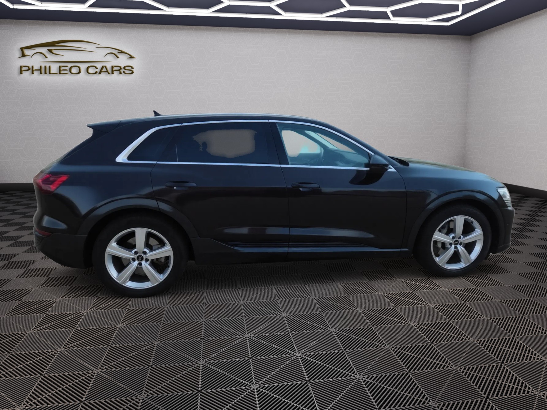 AUDI Q8 55 e-tron advanced quattro-image-4