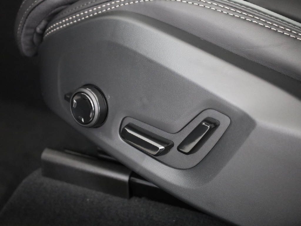 VOLVO XC60 2.0 T8 TE Black Edition eAWD-image-24