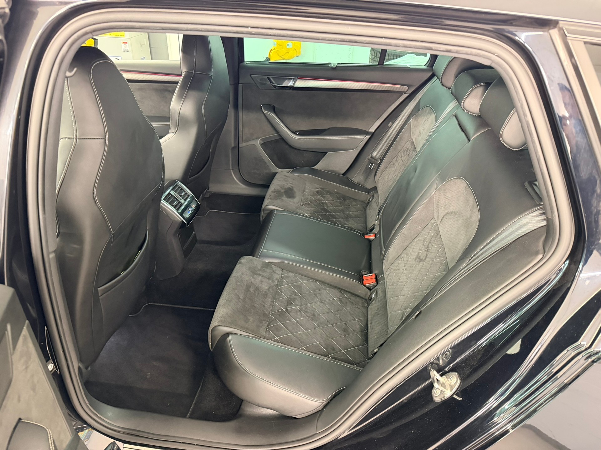 SKODA Superb Combi 2.0 TSI SportLine Plus 4x4 DSG-image-12