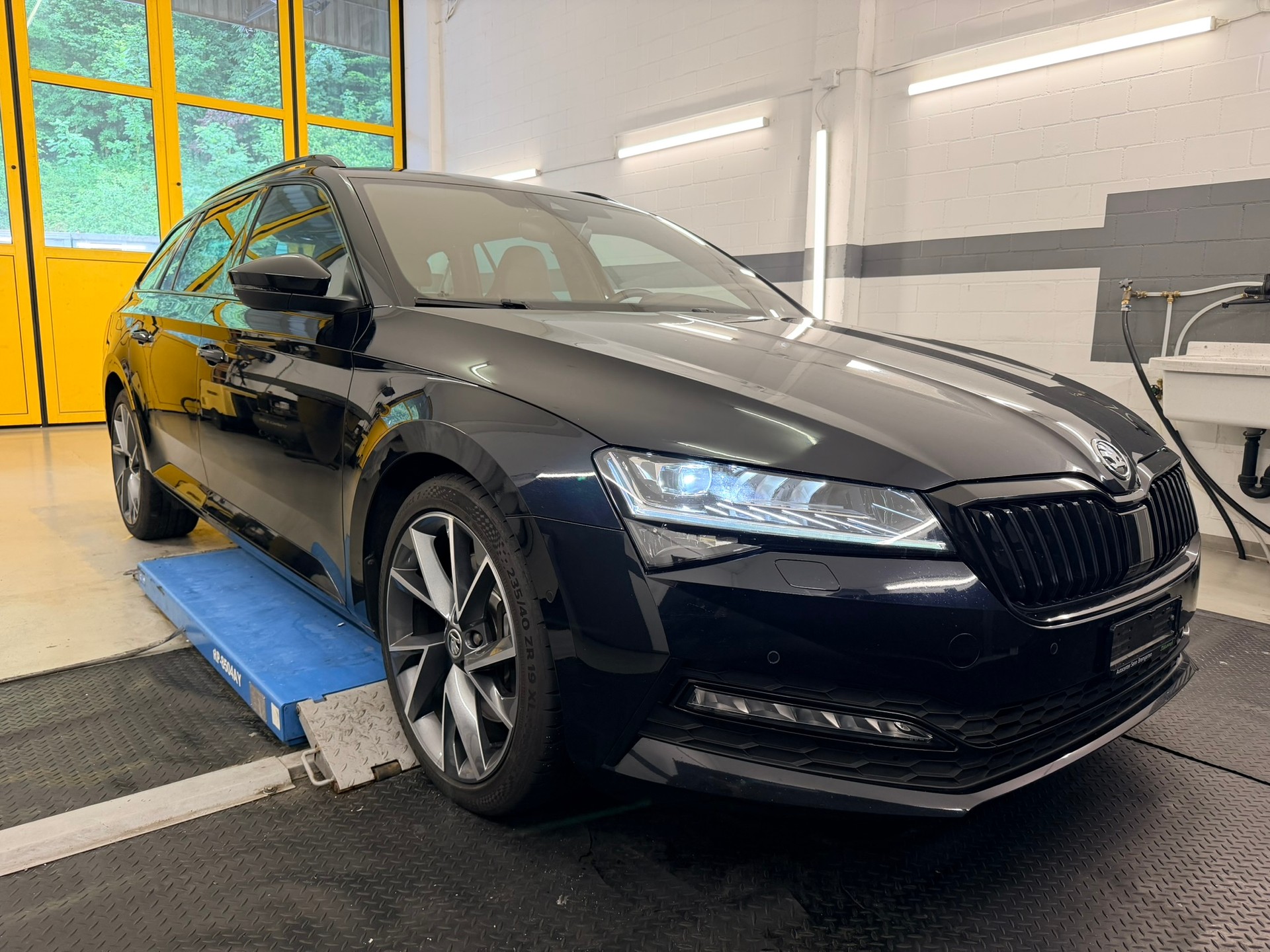 SKODA Superb Combi 2.0 TSI SportLine Plus 4x4 DSG-image-2