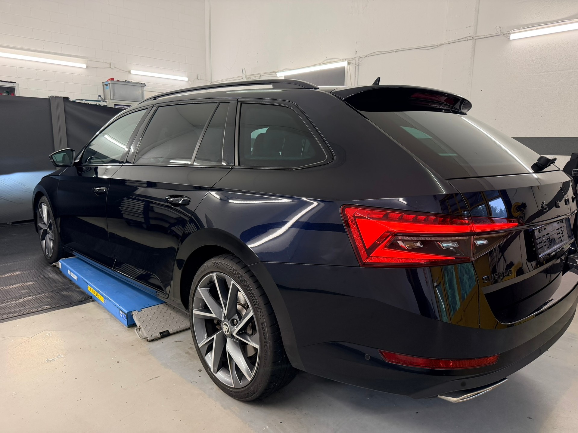 SKODA Superb Combi 2.0 TSI SportLine Plus 4x4 DSG-image-5