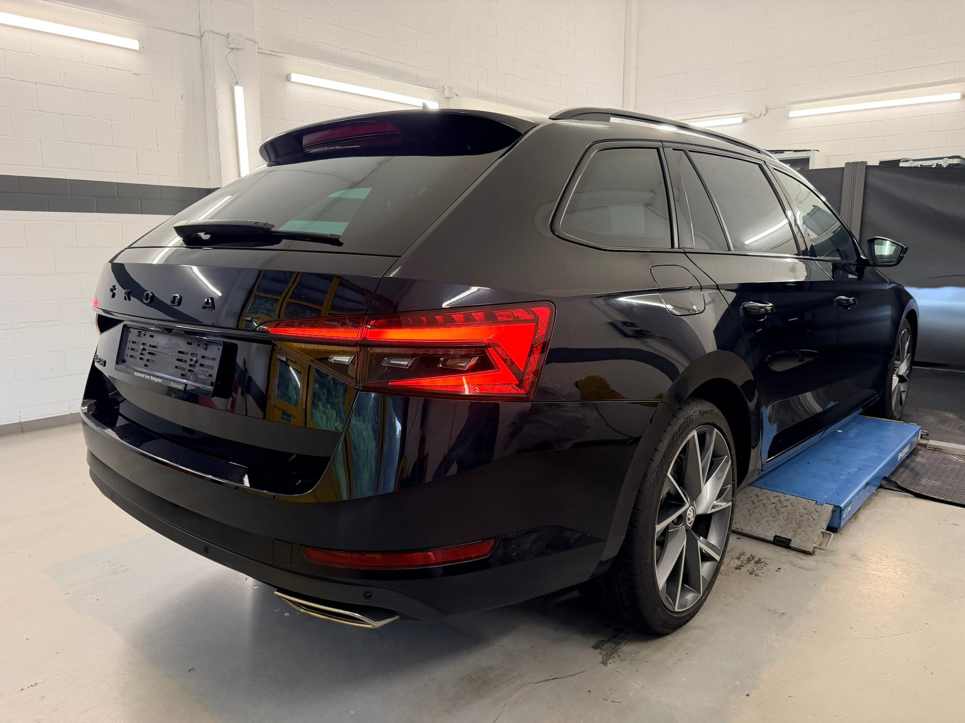 SKODA Superb Combi 2.0 TSI SportLine Plus 4x4 DSG-image-3