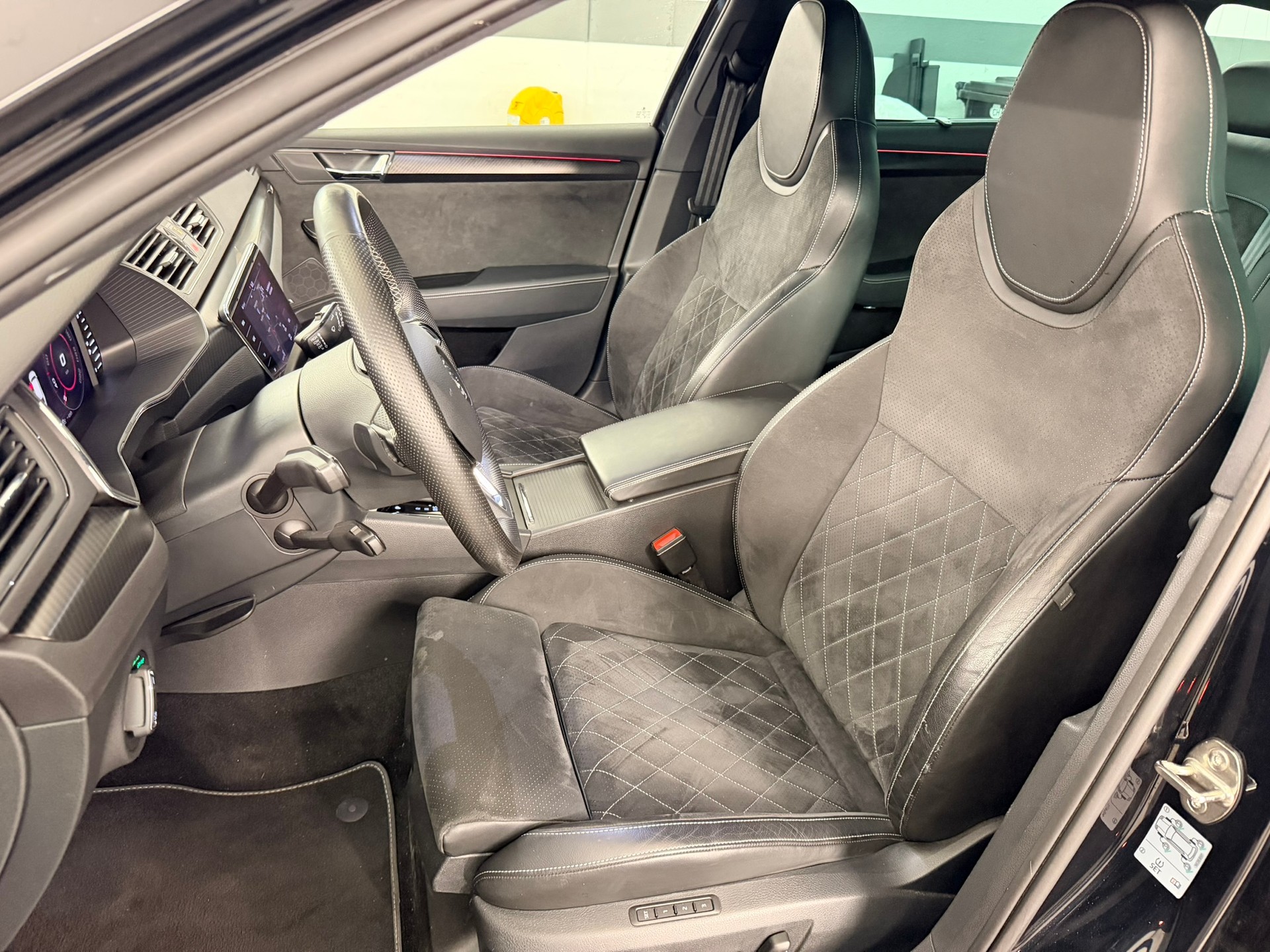 SKODA Superb Combi 2.0 TSI SportLine Plus 4x4 DSG-image-16