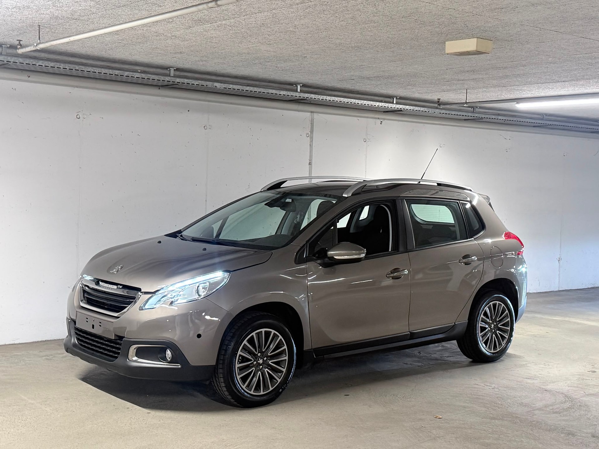 PEUGEOT 2008 1.2 PureTech Allure EAT6 // MFK NEU-image-1
