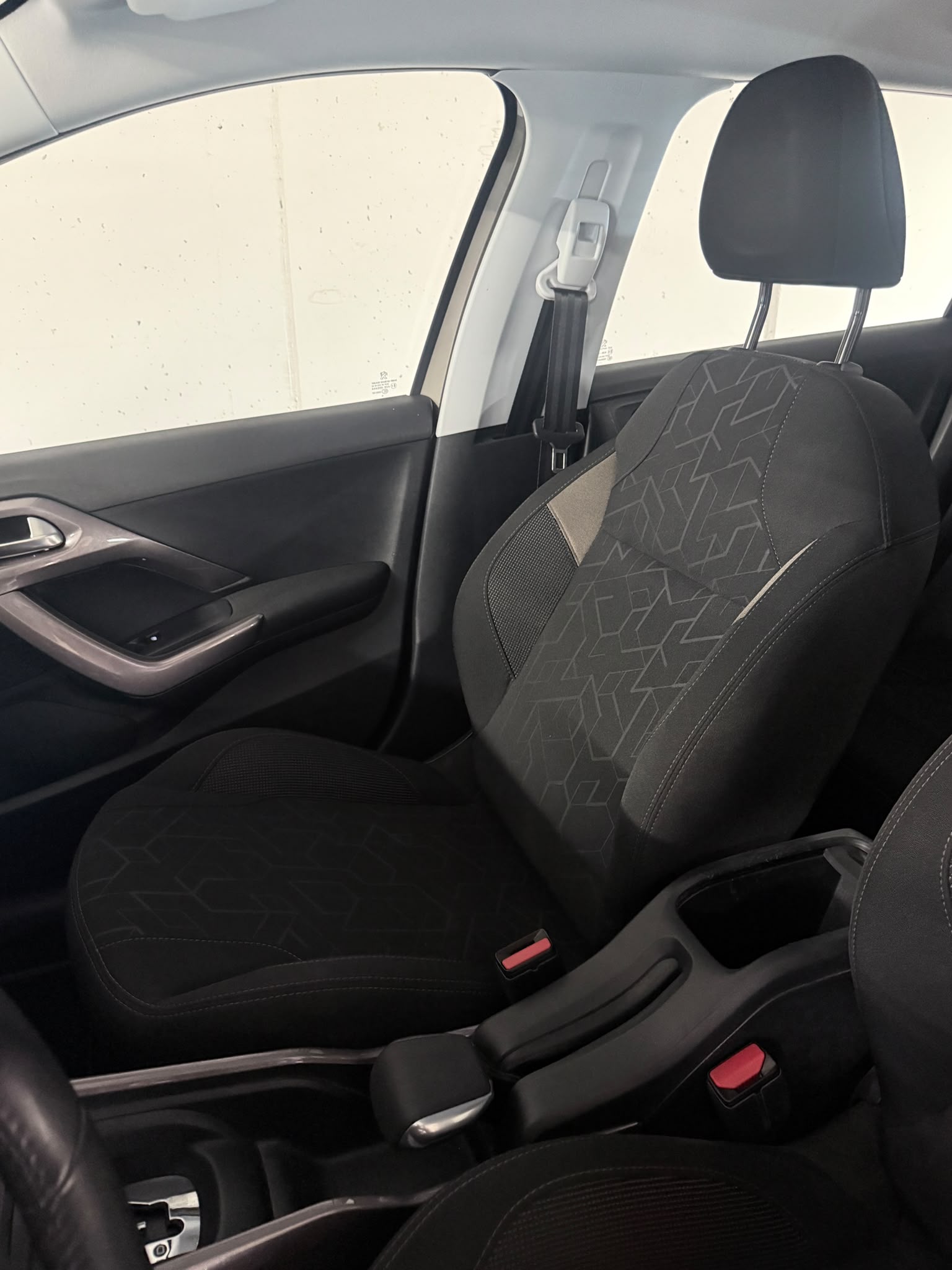 PEUGEOT 2008 1.2 PureTech Allure EAT6 // MFK NEU-image-18