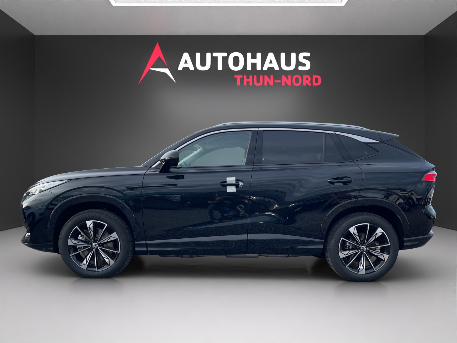 MG HS 1.5 Hybrid Luxury-showroom-element-1
