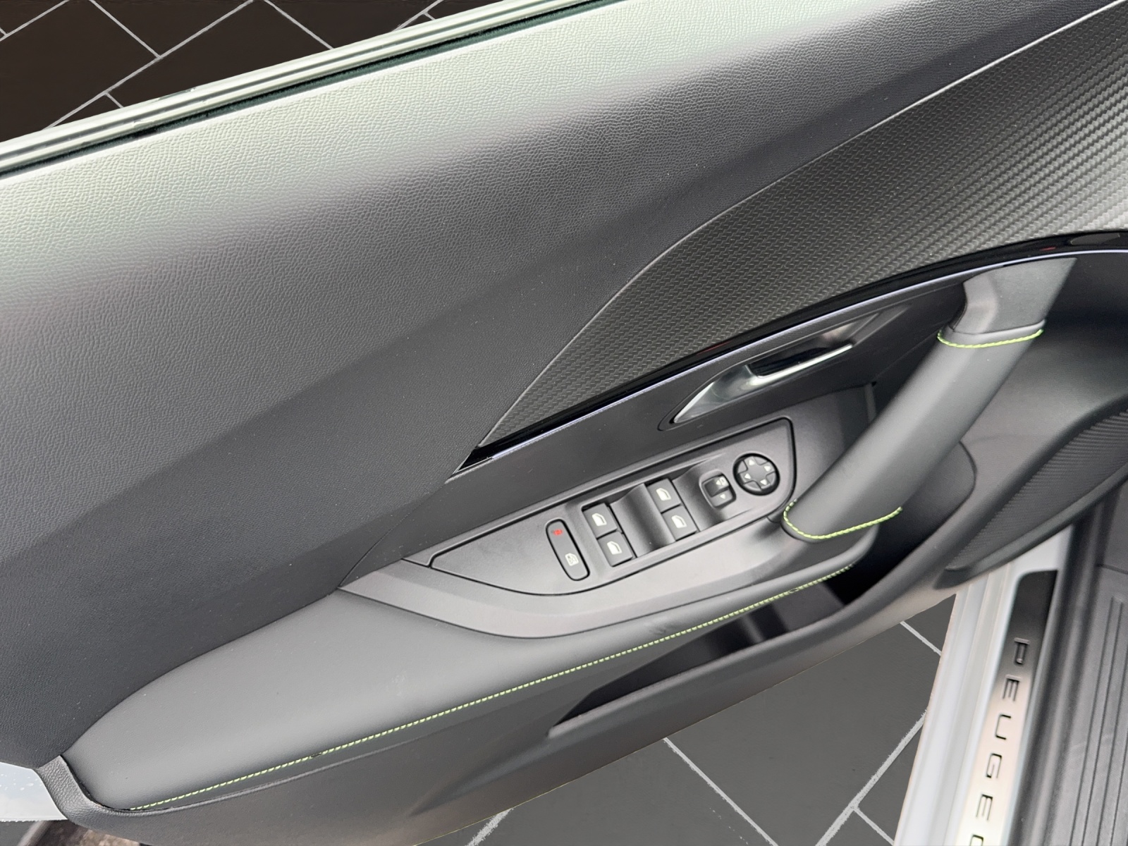 PEUGEOT 2008 NEW 1.2 Hybrid 145 GT-image-14