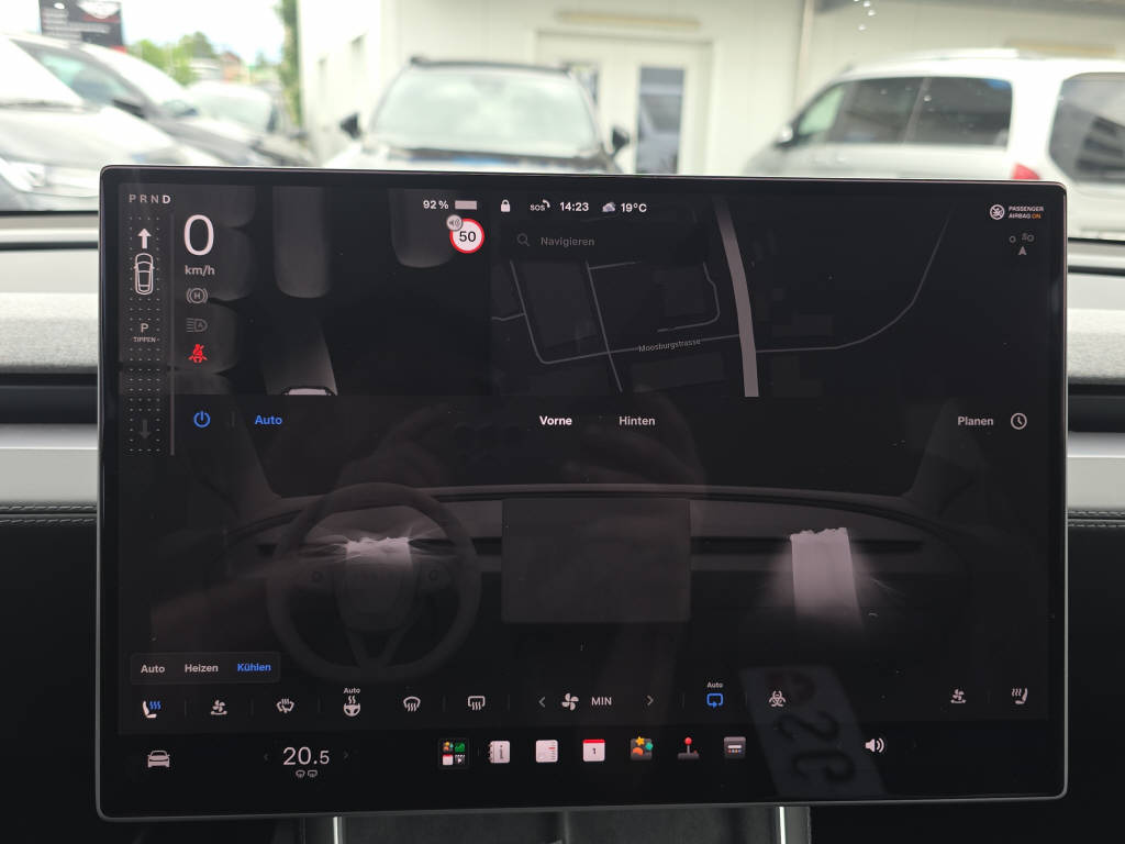 TESLA Model Y Long Range Premium AWD-image-22