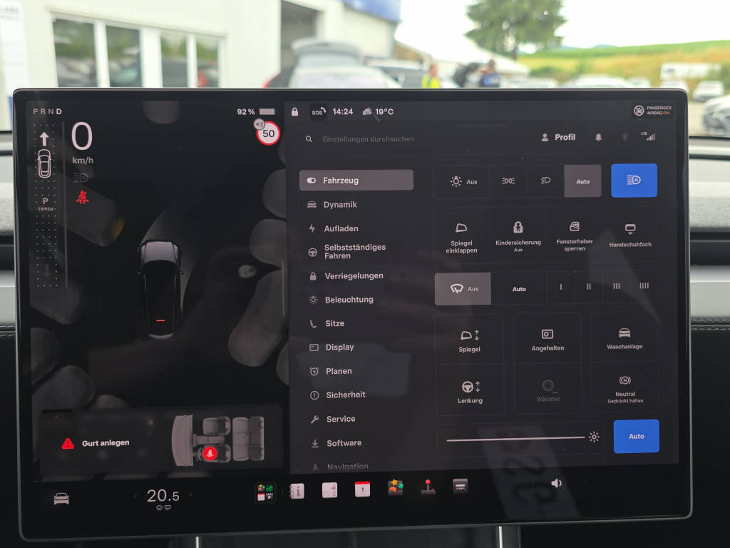 TESLA Model Y Long Range Premium AWD-image-23